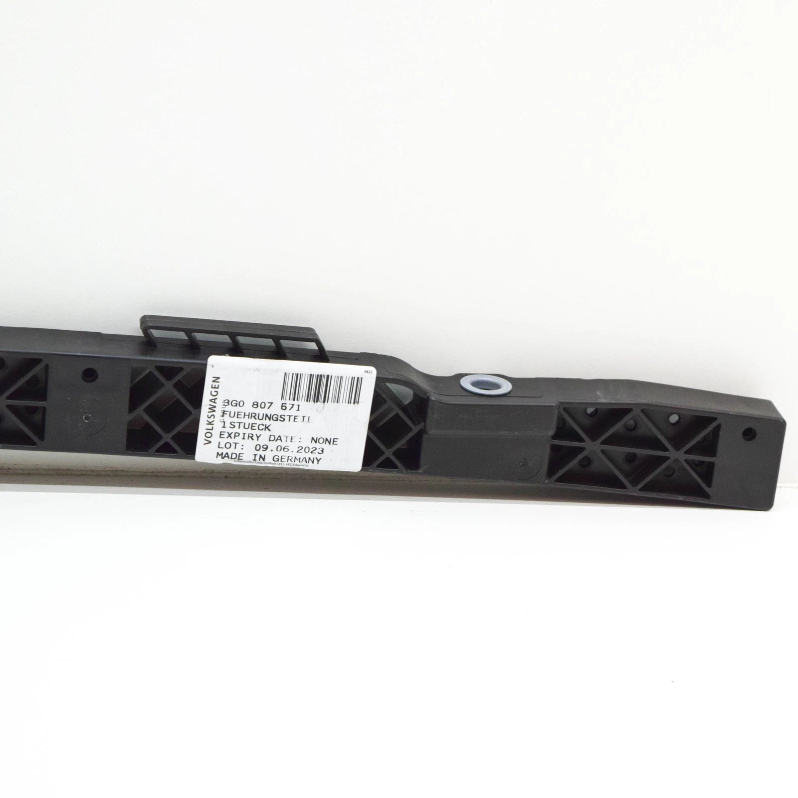 NEW VOLKSWAGEN PASSAT B8 FRONT BUMPER CENTER BRACKET 3G0807571 ORIGINAL