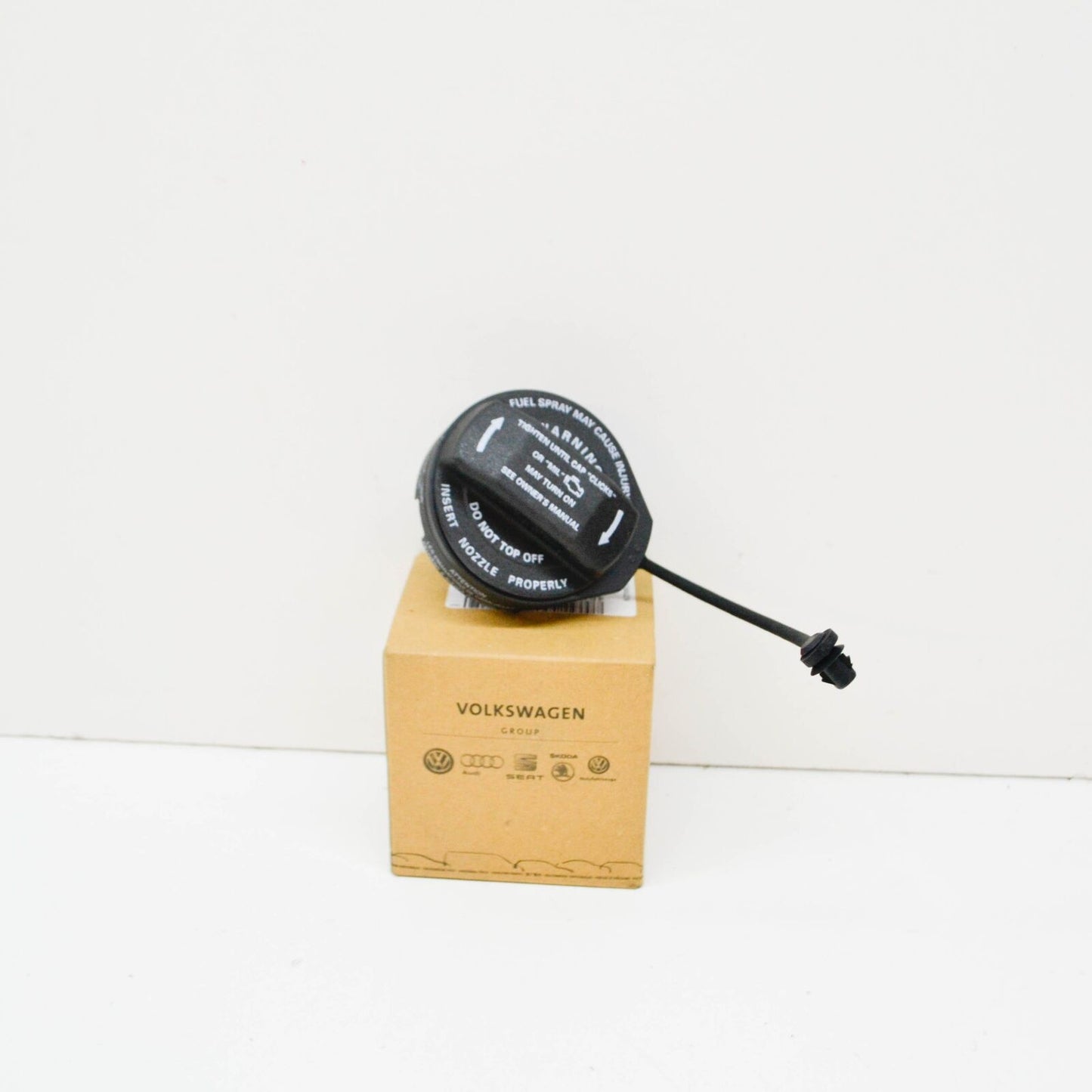 NEW AUDI A8 D3 GAS CAP WITH STRAP 4E0201550B ORIGINAL