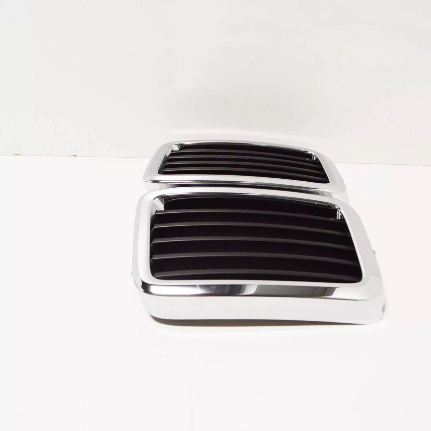 NEW BMW 5 E28 FRONT RADIATOR KIDNEY GRILLE 51131873253 1873253 ORIGINAL