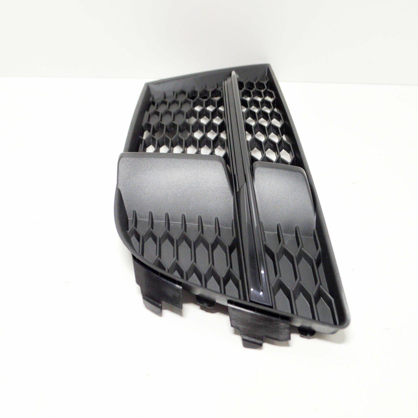 NEW AUDI A3 8P FRONT BUMPER RIGHT SIDE GRILLE 8V3807682QESM 2013 ORIGINAL