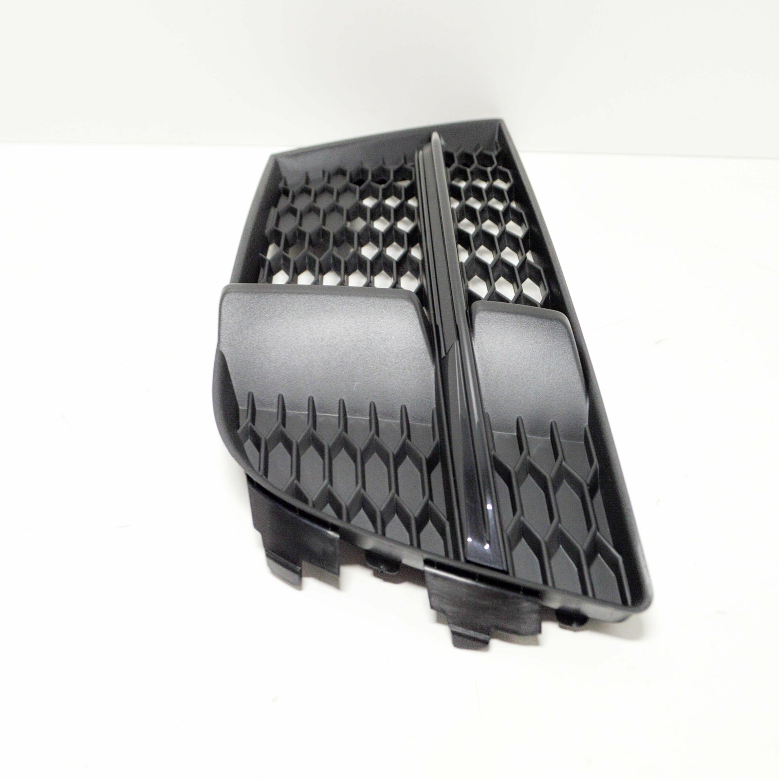 NEW AUDI A3 8P FRONT BUMPER RIGHT SIDE GRILLE 8V3807682QESM 2013 ORIGINAL
