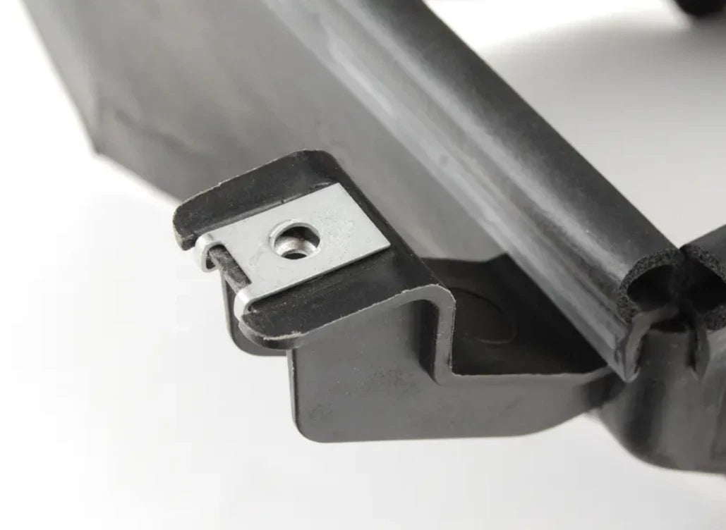 NEW BMW X5 E70 FRONT RIGHT ENGINE OIL COOLER AIR DUCT 7205946 51717205946