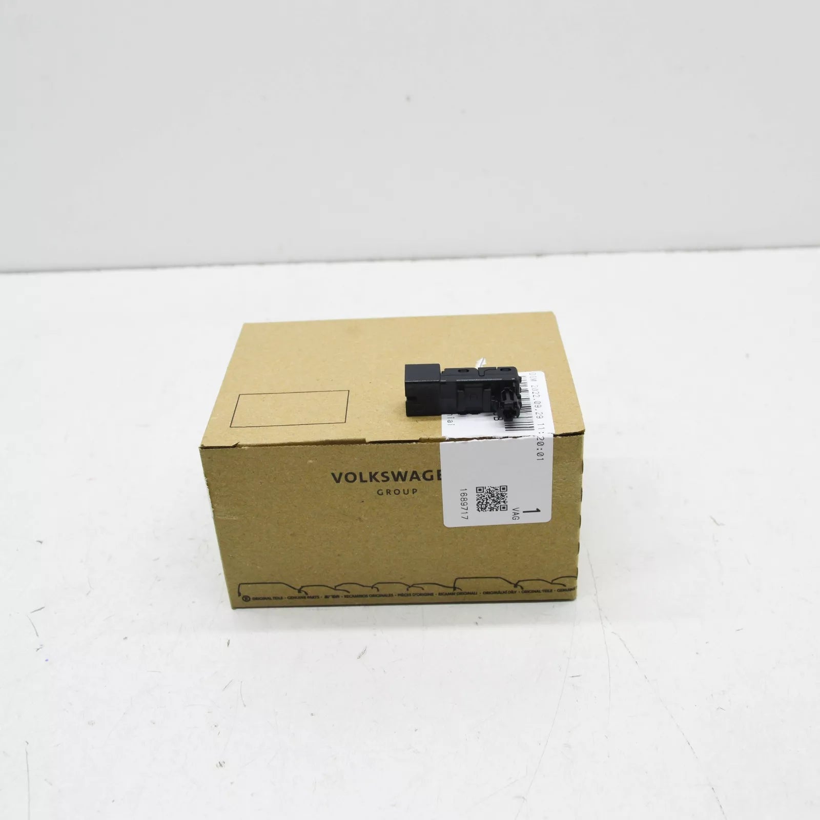 NEW AUDI Q7 4M REAR RIGHT DOOR PANEL CARD LIGHT MODULE 4M0947355B ORIGINAL