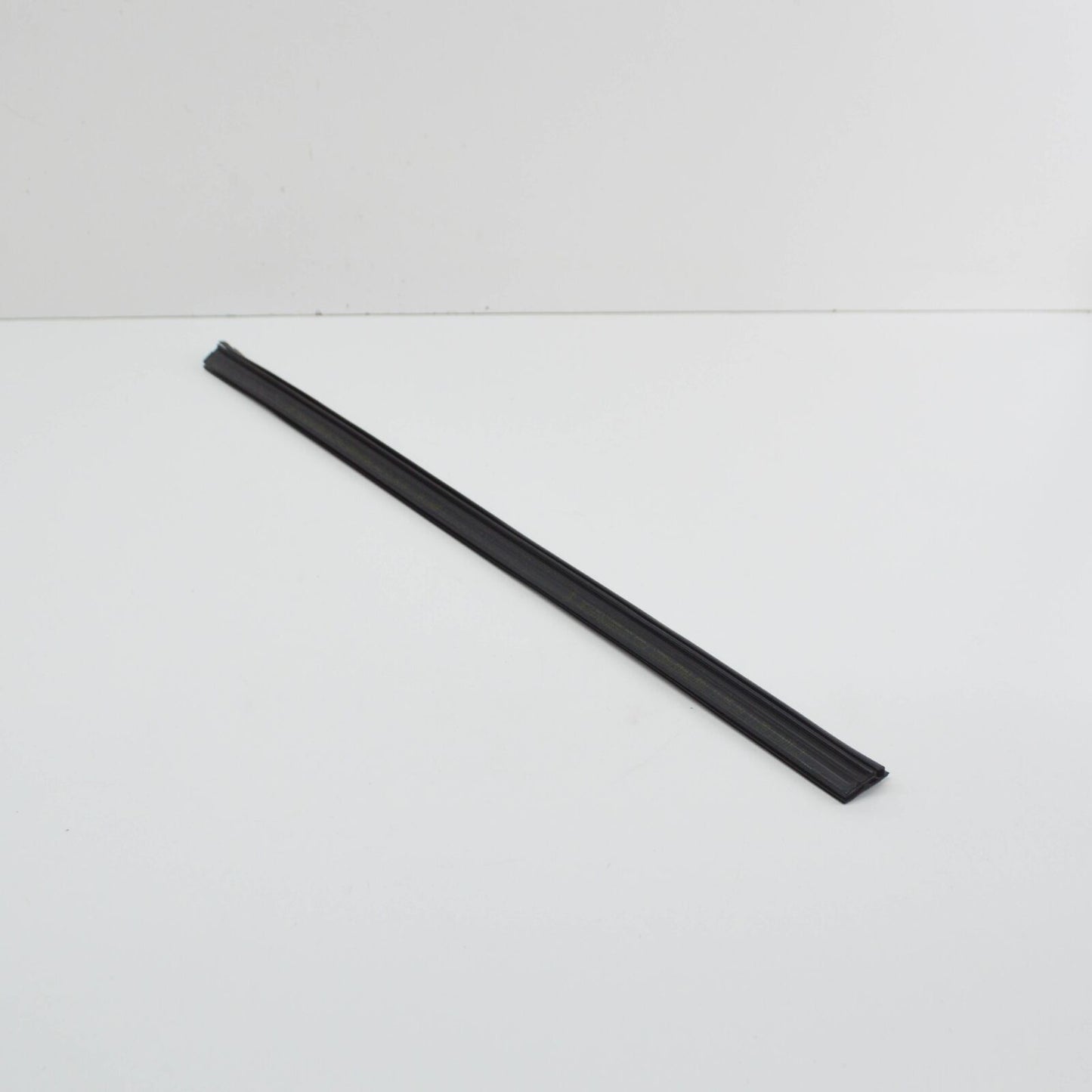 NEW MERCEDES E S210 W210 SEALING RAIL OUTSIDE WAIST LINE A2107350165 ORIGINAL