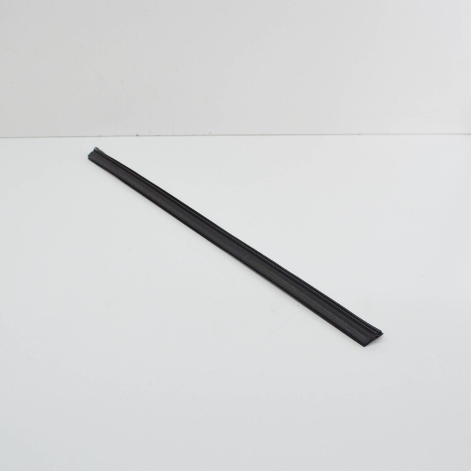 NEW MERCEDES E S210 W210 SEALING RAIL OUTSIDE WAIST LINE A2107350165 ORIGINAL