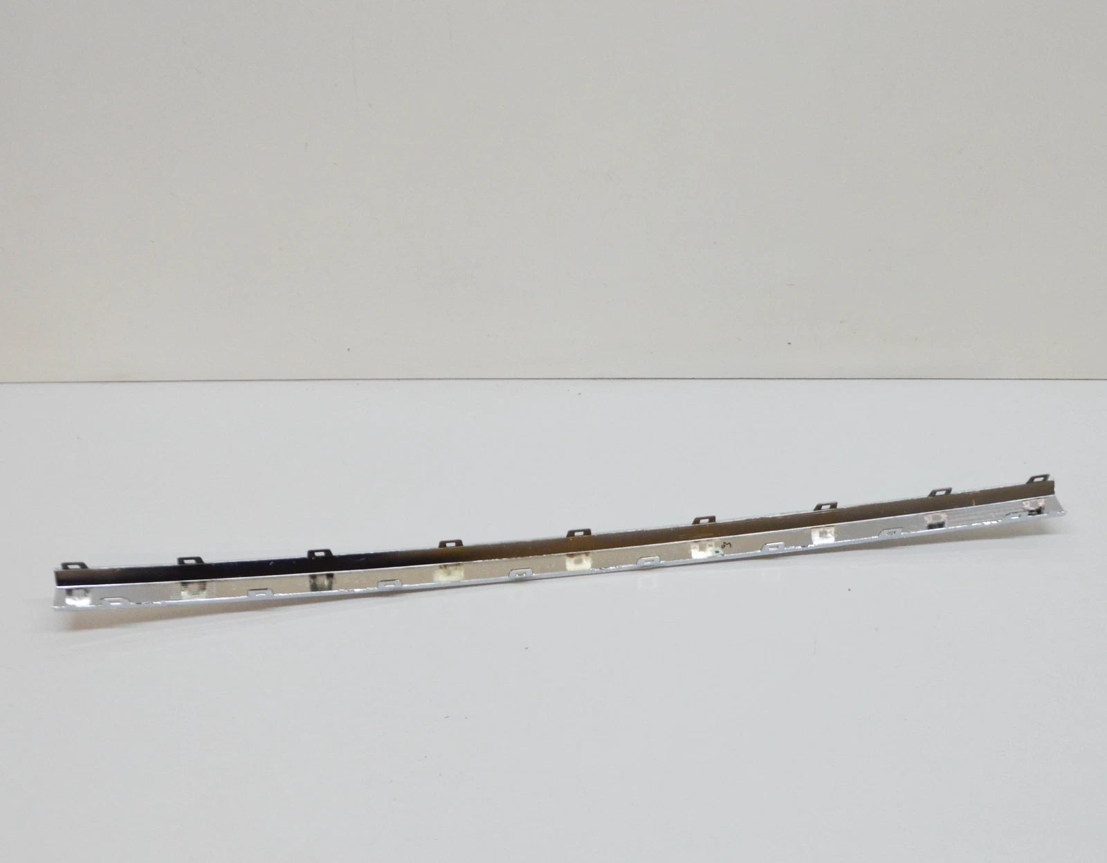 NEW VOLKSWAGEN TOUAREG CR7 REAR BUMPER CENTER MOLDING 760853835 ORIGINAL