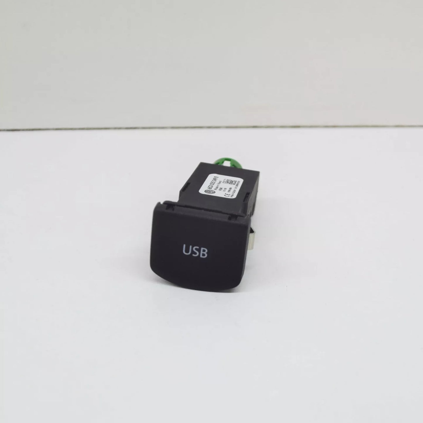 NEW VOLKSVAGEN POLO 6C USB SOCKET WITH COVER 6C0035249B
