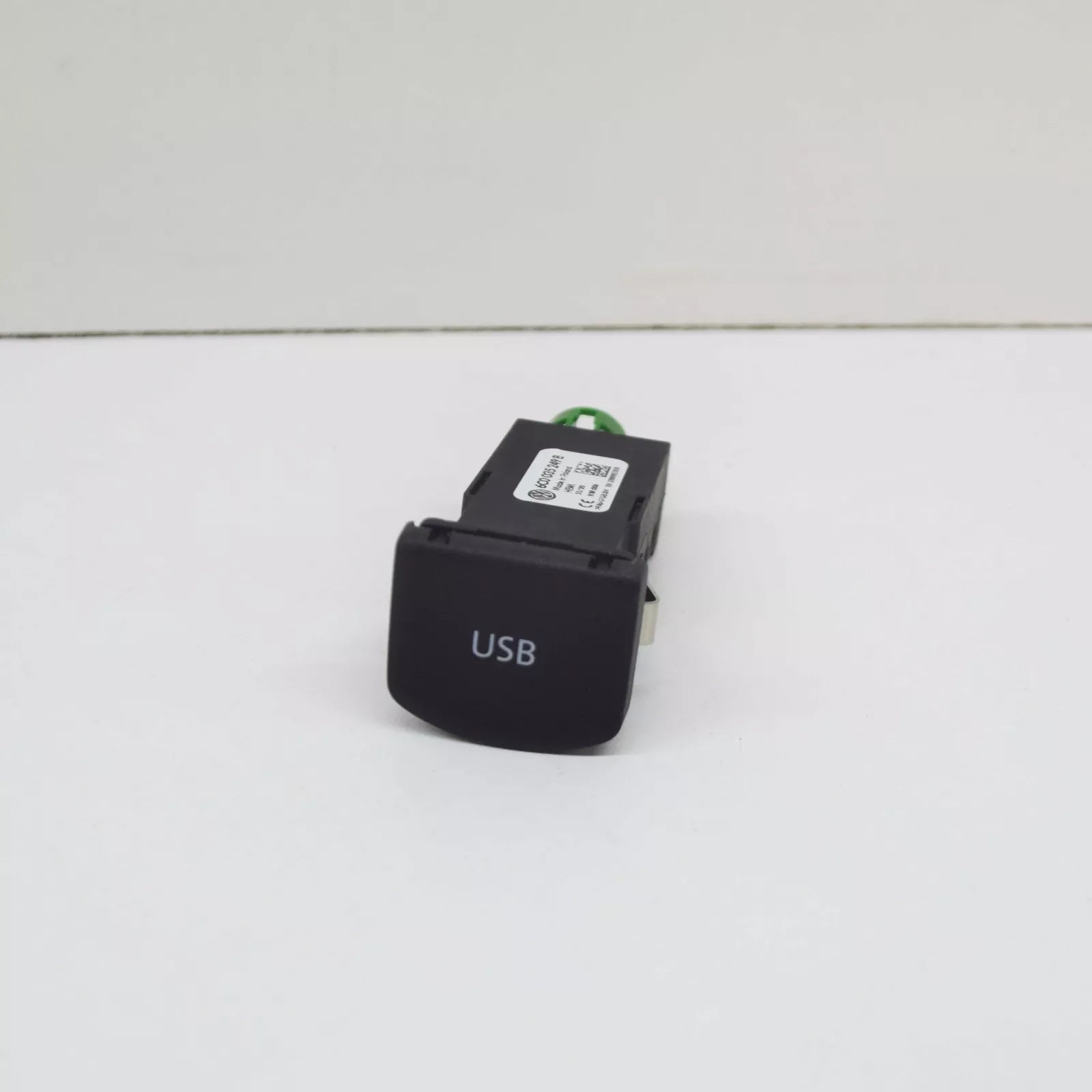 NEW VOLKSVAGEN POLO 6C USB SOCKET WITH COVER 6C0035249B