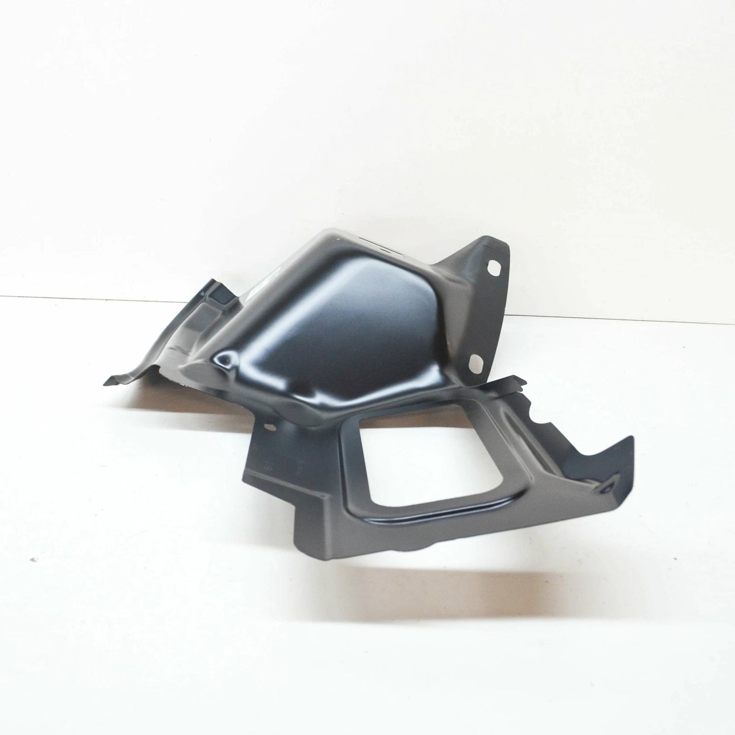 NEW VOLKSWAGEN POLO AW REAR LEFT TAILLIGHT MOUNT BRACKET 2G6813327C