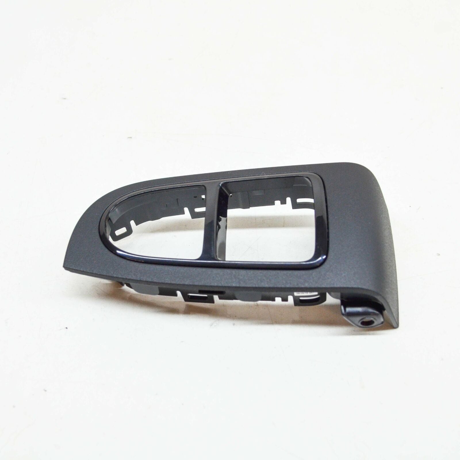 NEW MB C W205 FRONT LEFT DOOR WINDOW BEZEL LHD A20572041149051 ORIGINAL