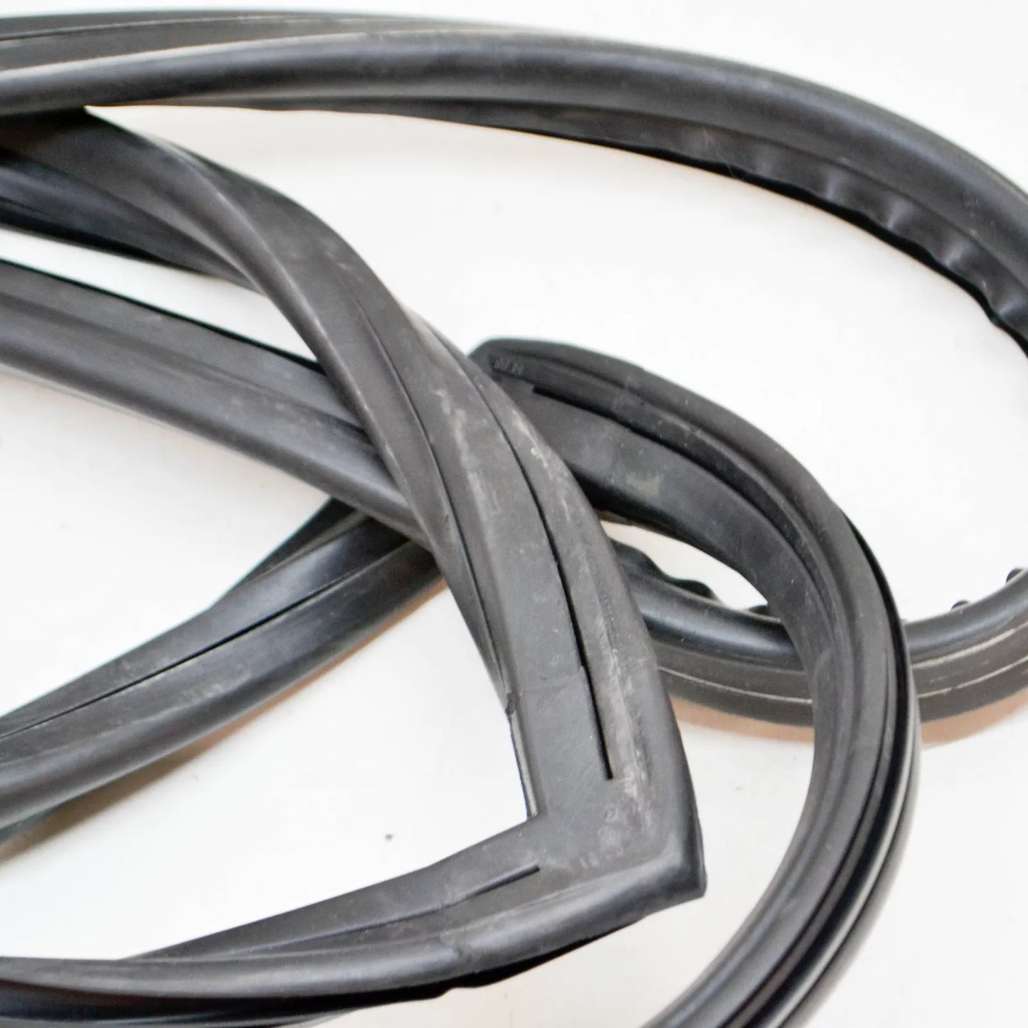 NEW MERCEDES-BENZ SALOON W123 WINDSHIELD SEALING FRAME A1236700039