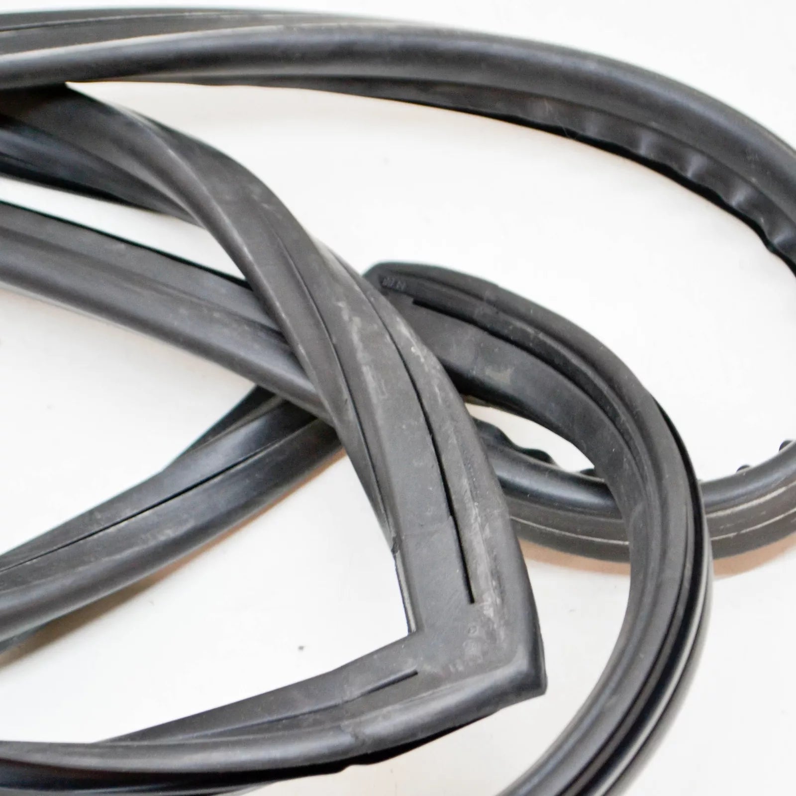 NEW MERCEDES-BENZ SALOON W123 WINDSHIELD SEALING FRAME A1236700039