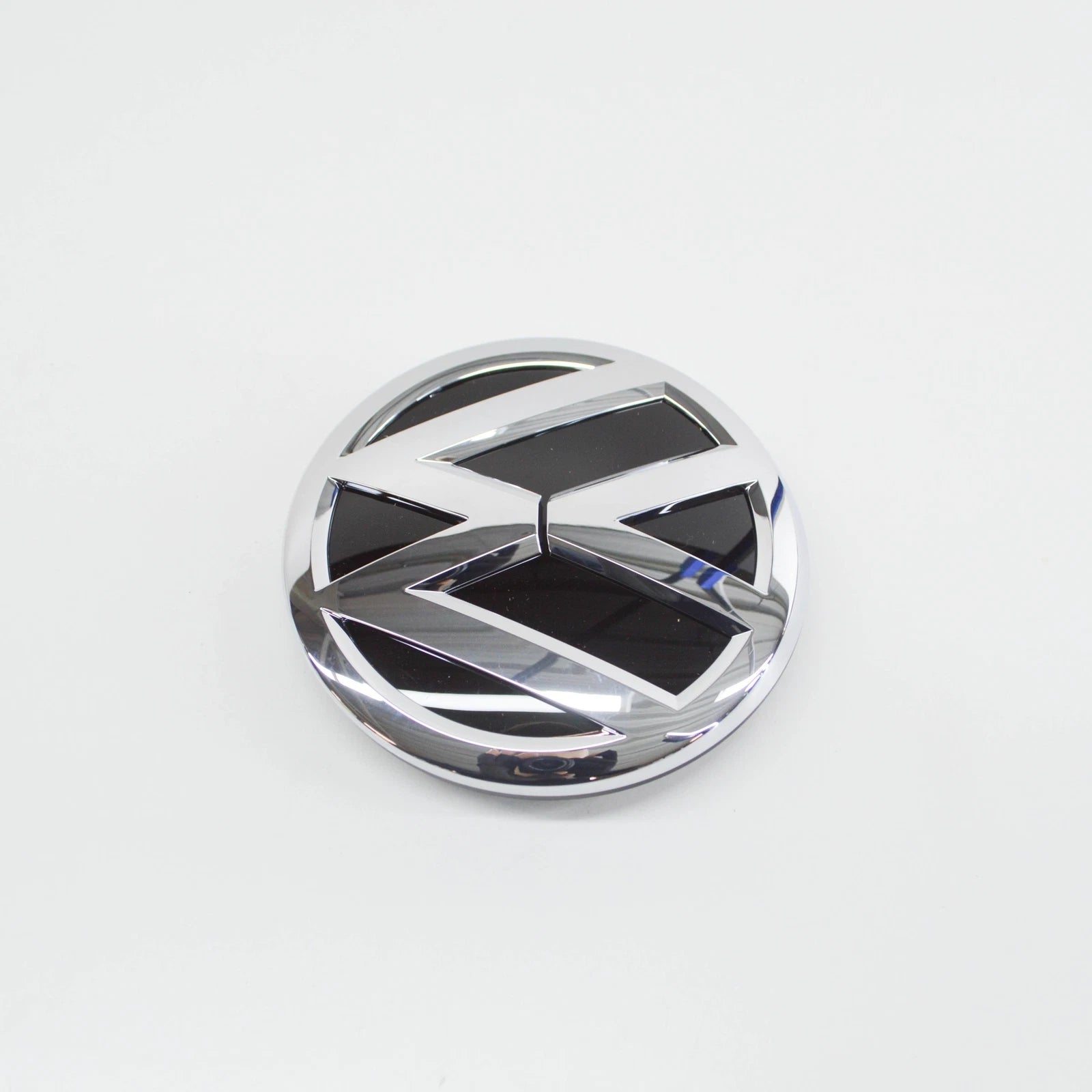 NEW VOLKSWAGEN PASSAT B8 3G FRONT RADIATOR GRILLE BADGE 3G0853600DPJ ORIGINAL