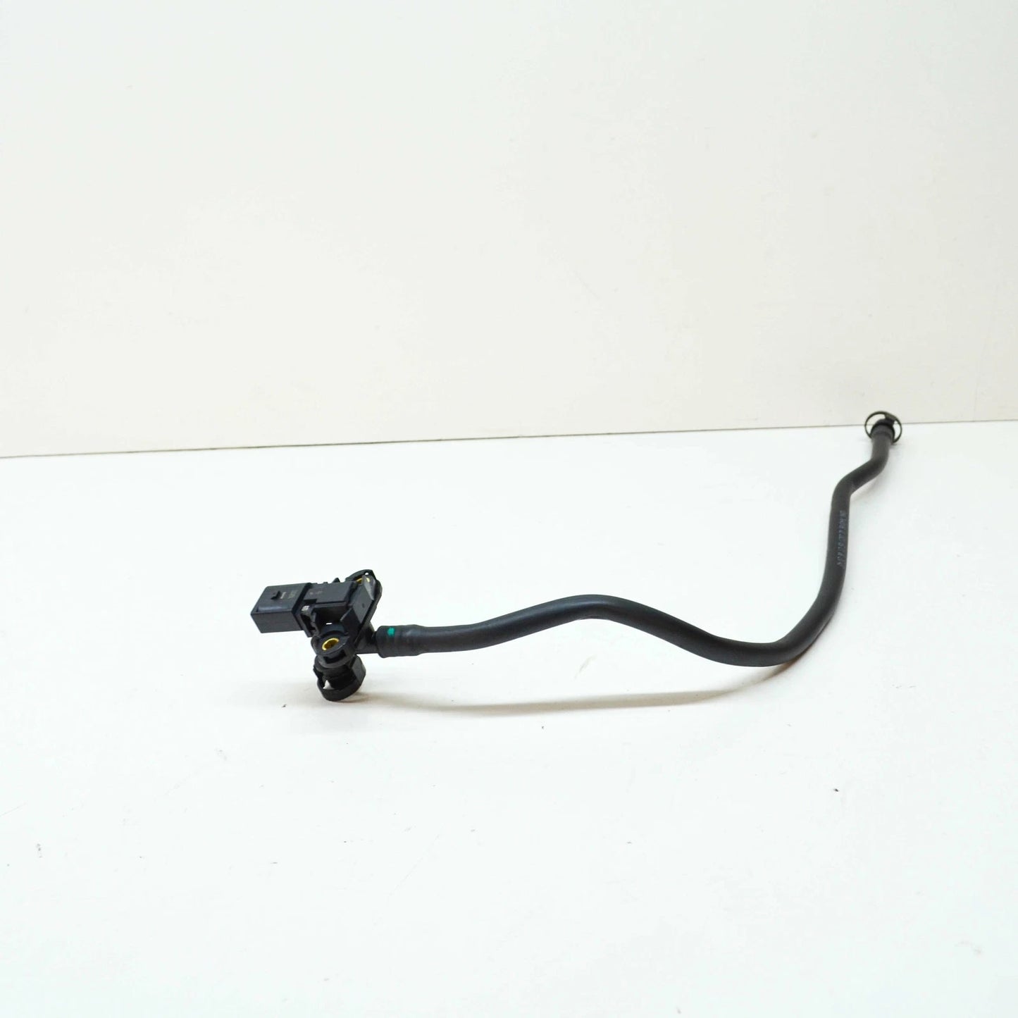 NEW BMW 3 F30 FUEL TANK EVAPORATOR W PRESSURE LINE 13907643105 ORIGINAL
