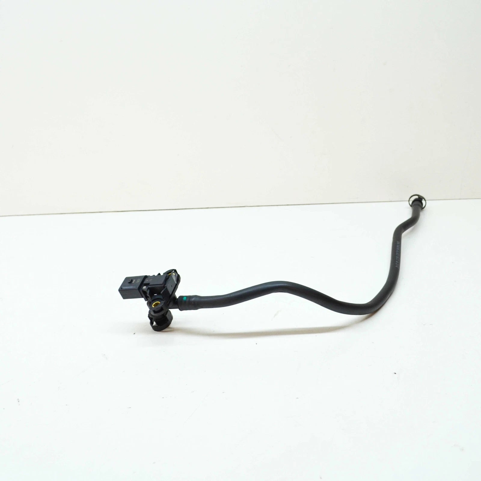 NEW BMW 3 F30 FUEL TANK EVAPORATOR W PRESSURE LINE 13907643105 ORIGINAL