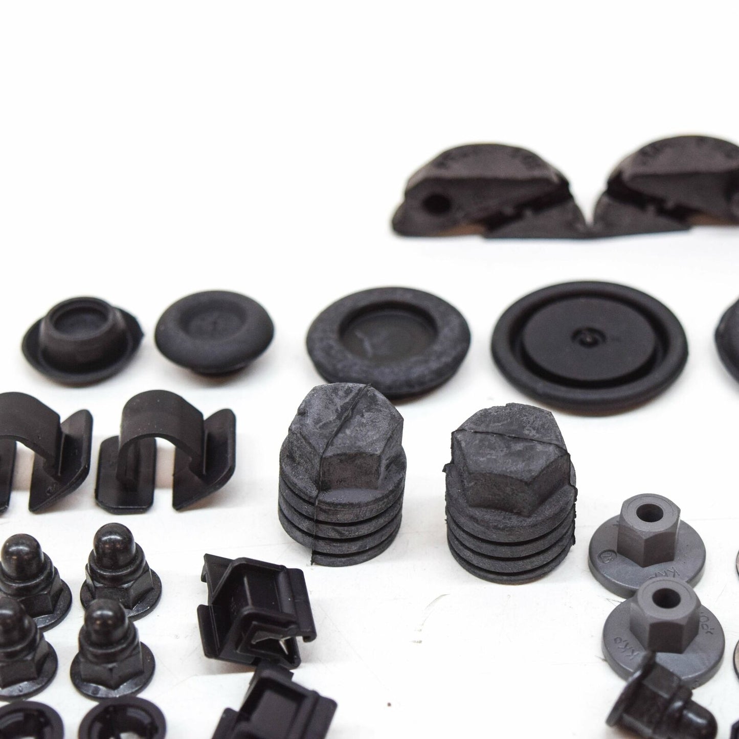 NEW AUDI A3 CABRIO 8V FRONT BONNET HOOD PANEL HARDWARE KIT 8V0098615 ORIGINAL