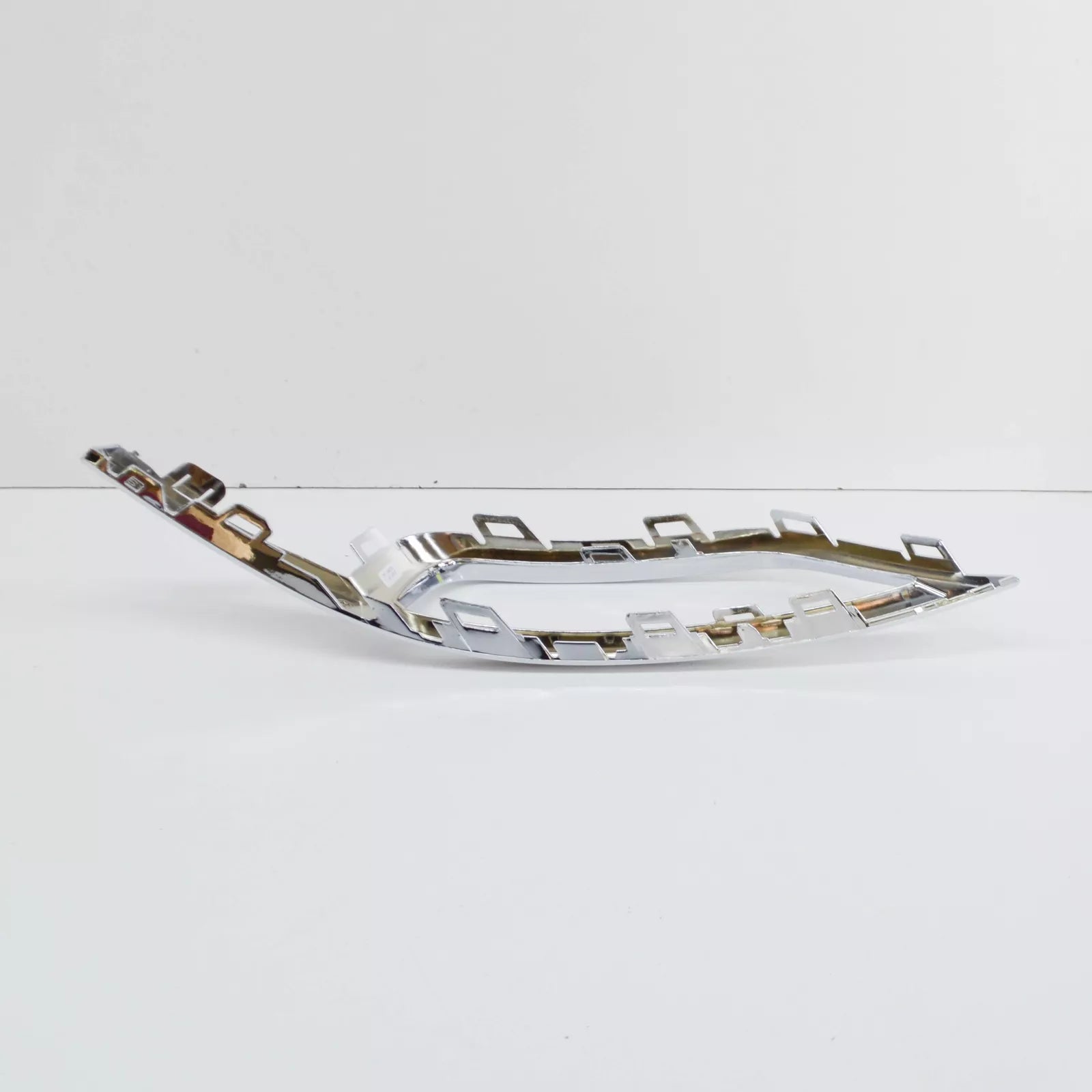 NEW VOLKSWAGEN T-ROC REAR BUMPER CHROME LEFT CORNER TRIM 2GA807833A2ZZ ORIGINAL