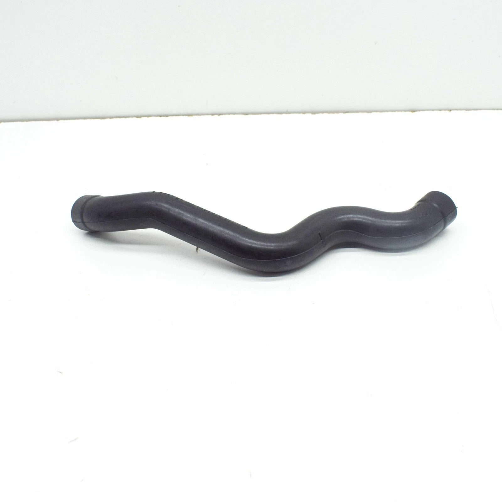 NEW MB C W202 CRANKCASE BREATHER VENT HOSE C180 PETROL A1120180482