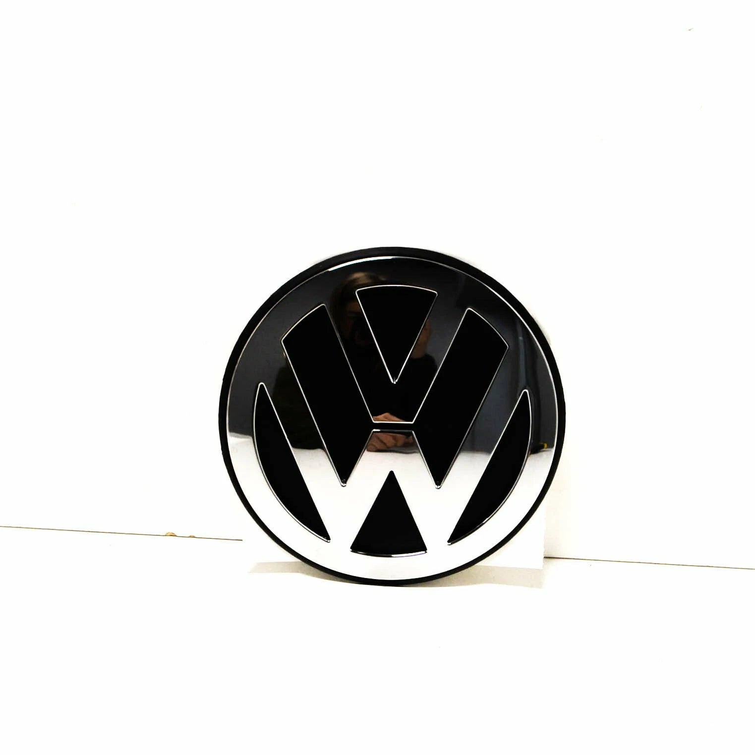 NEW VW BEETLE 1Y CONVERTIBLE CHROME VW EMBLEM 1C0853617BULM