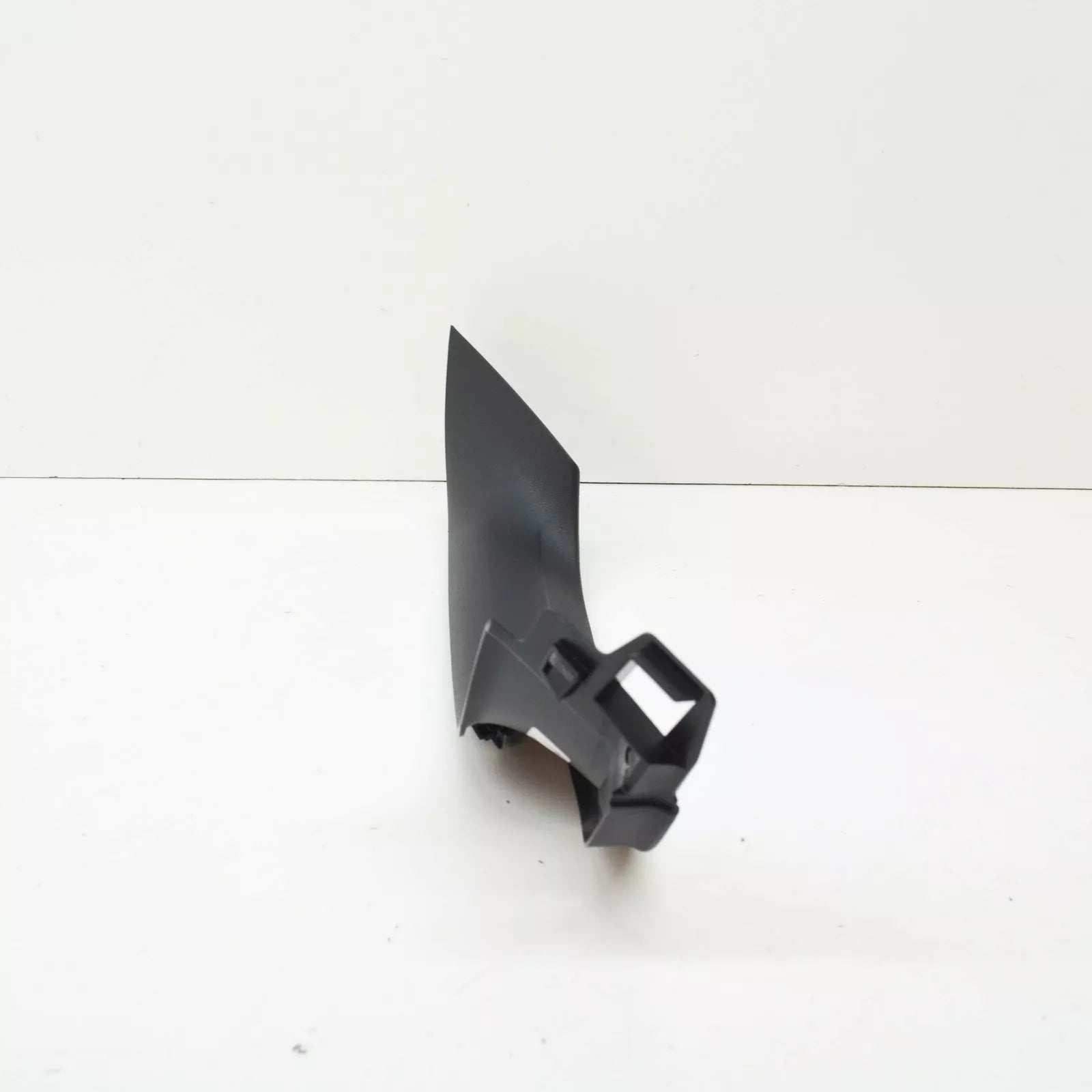 NEW VOLKSWAGEN GOLF MK8 CD REAR LID RIGHT UPPER PANEL TRIM 5H68677044PK ORIGINAL