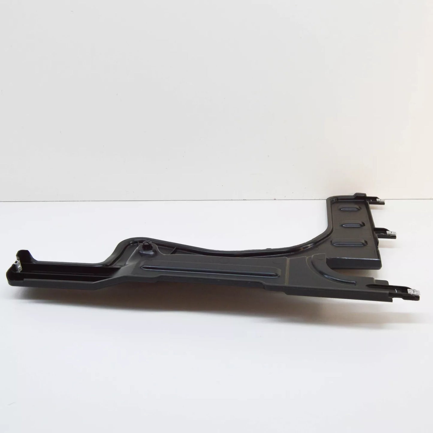 NEW VOLKSWAGEN PASSAT B8 RIGHT SIDE UNDERBODY COVER 561825102C