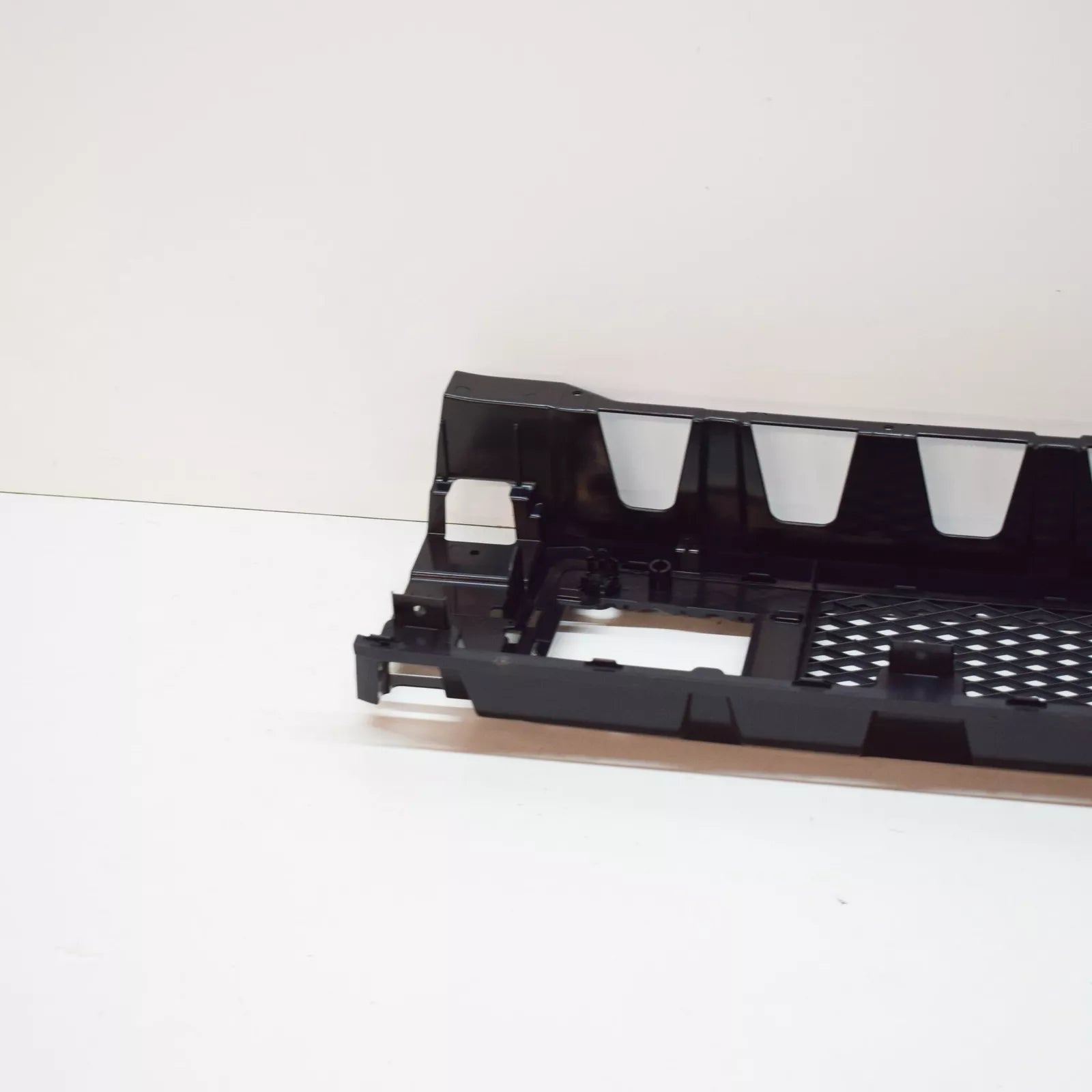 NEW MERCEDES-BENZ G W463 FRONT BUMPER CENTER LOWER GRILLE A4638851100