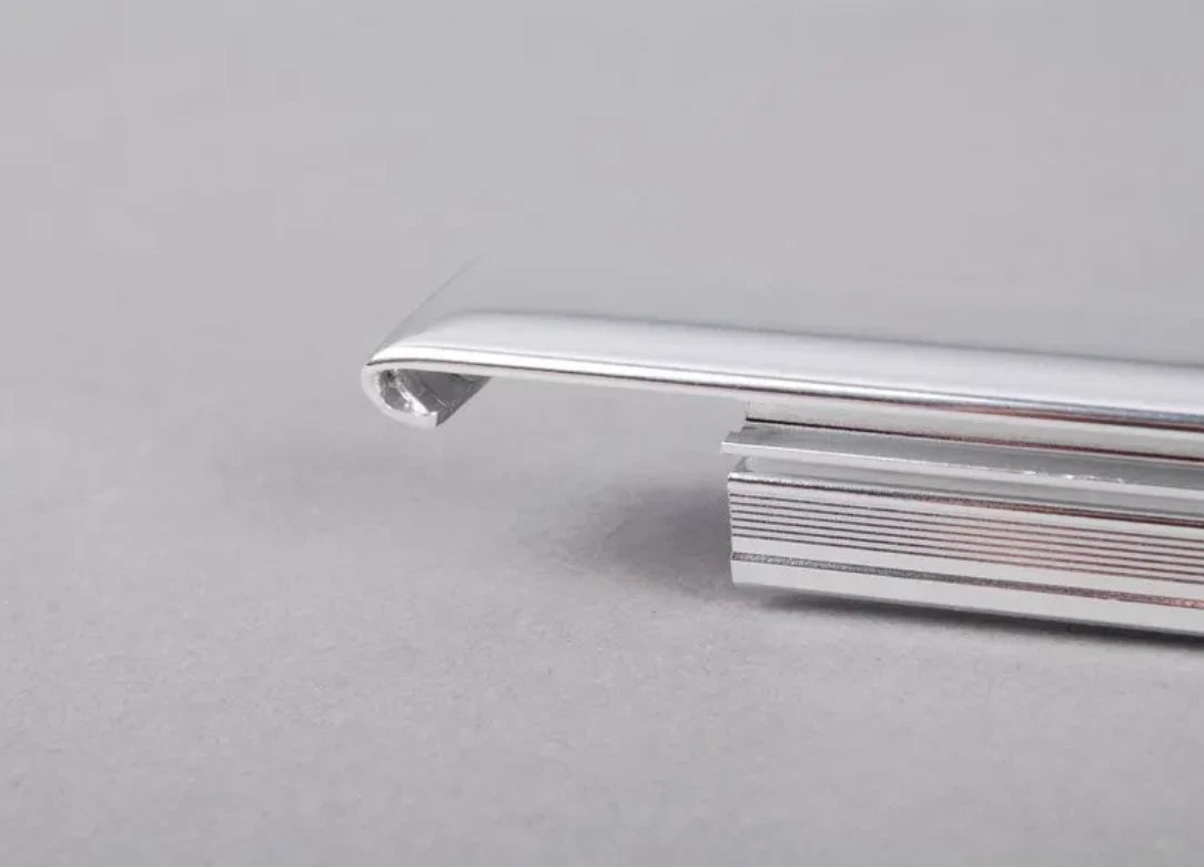 NEW BMW X5 E70 FRONT LEFT DOOR WINDOW FRAME TOP STRIP 51337174387 7174387