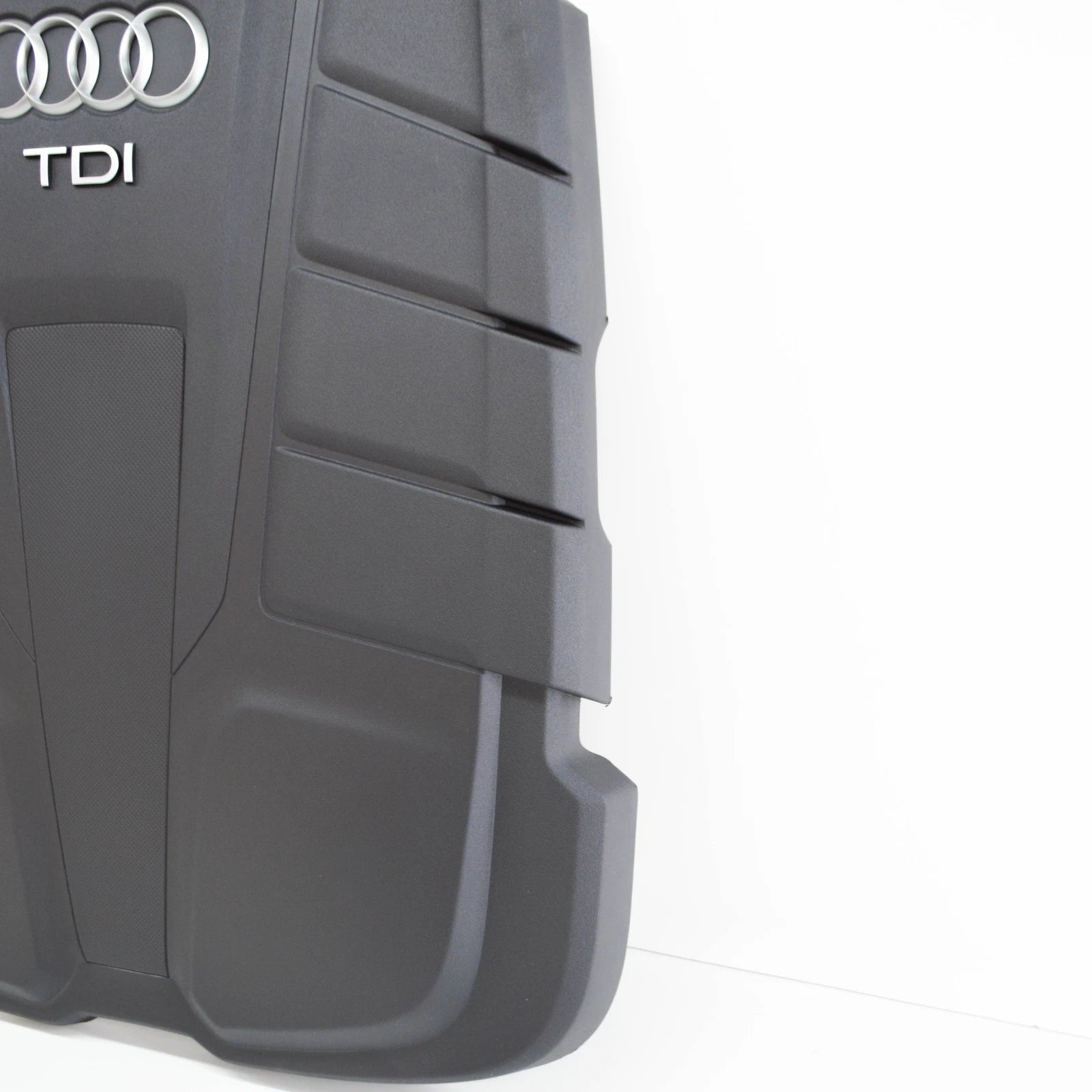 NEW AUDI A4 B9 ENGINE COVER 04L103925P ORIGINAL