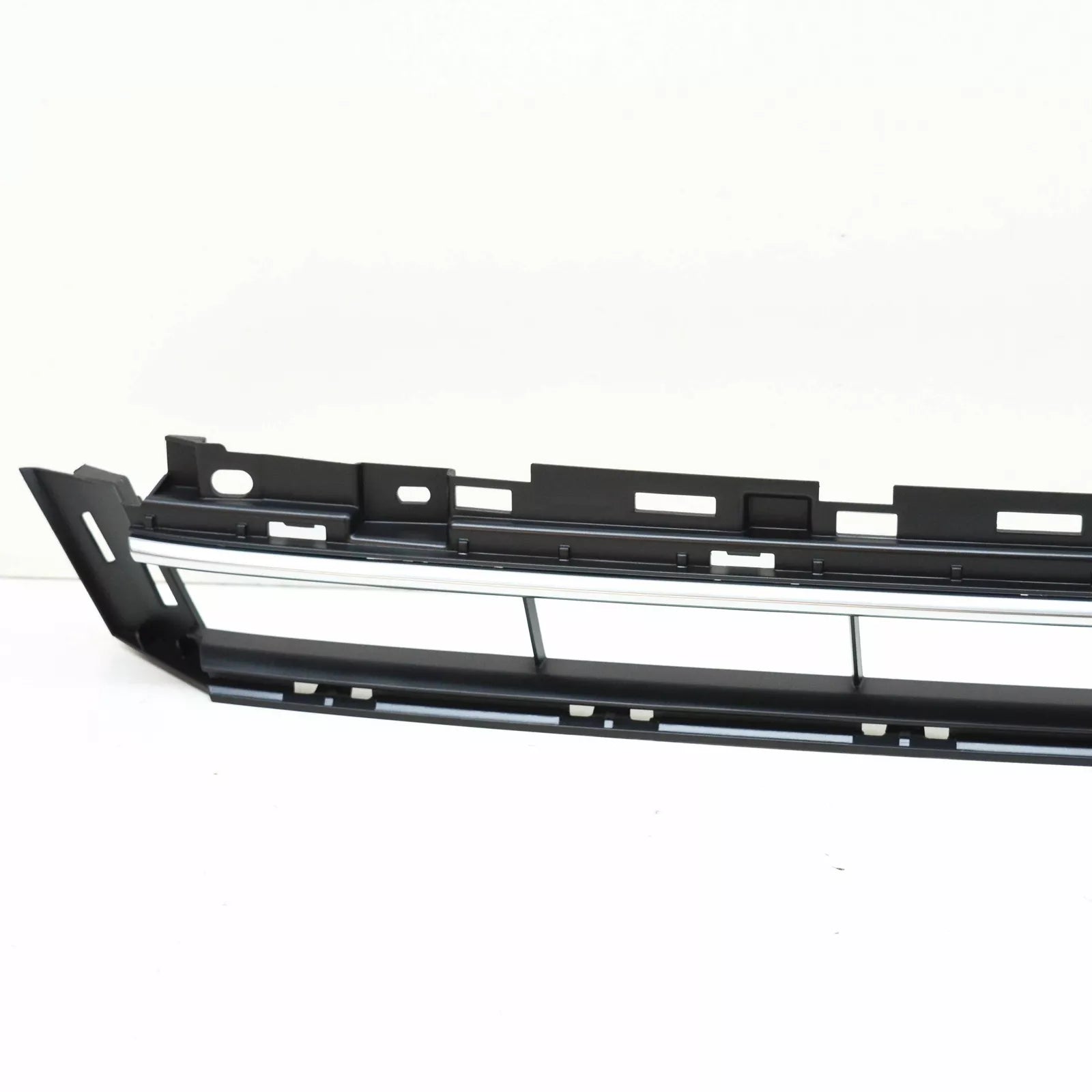 NEW AUDI A4 B9 FRONT BUMPER LOWER GRILLE 8W6807683ARU6 2017