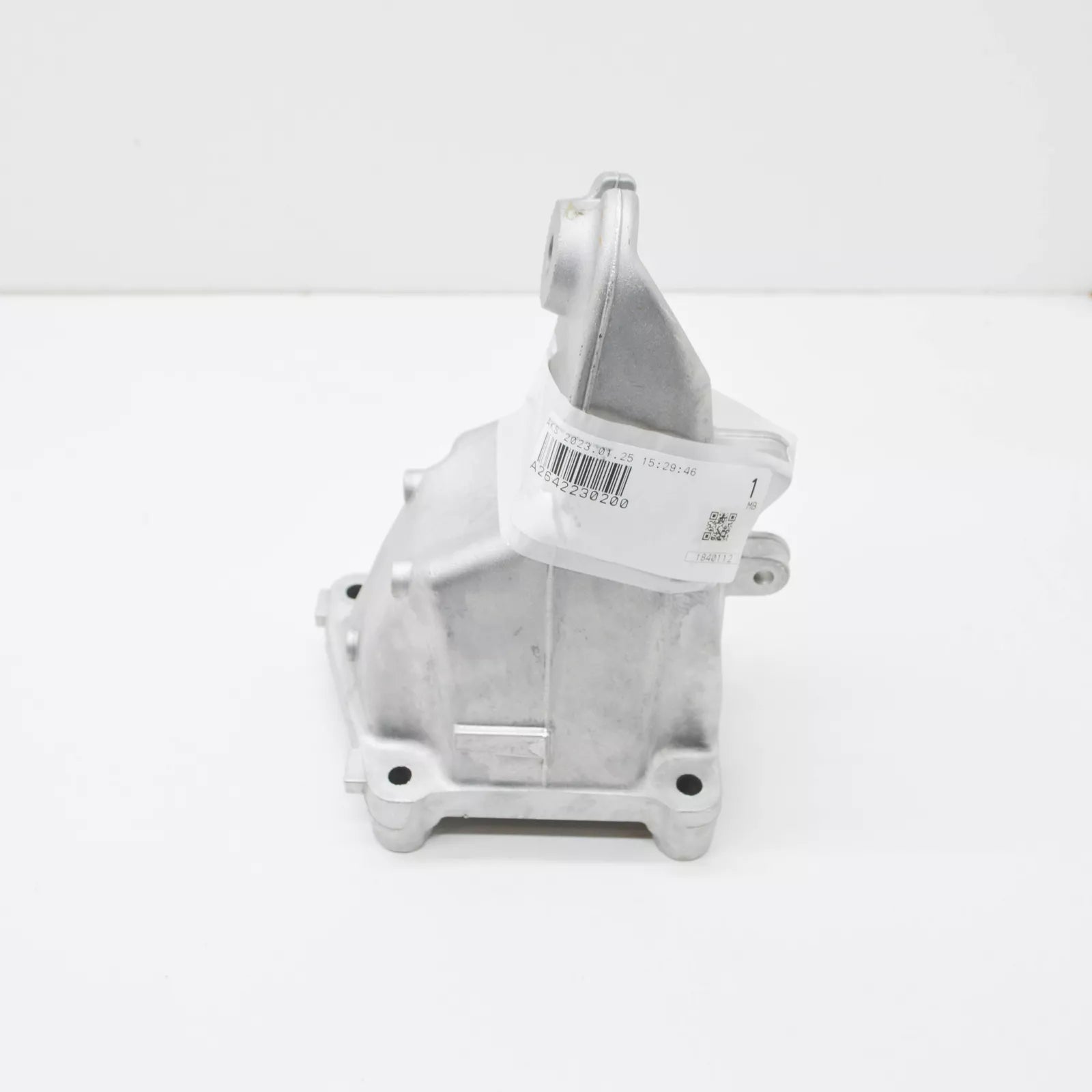 NEW MERCEDES-BENZ C W205 FRONT LEFT ENGINE MOUNT BRACKET A2642230200 ORIGINAL