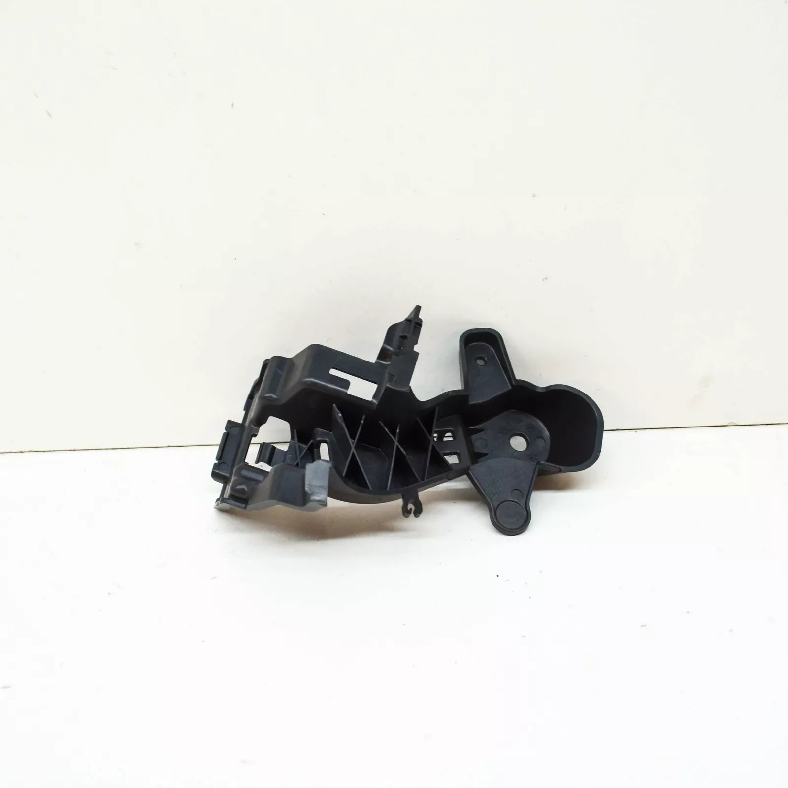 NEW MERCEDES-BENZ C W205 REAR LEFT BUMPER BRACKET A2058850314