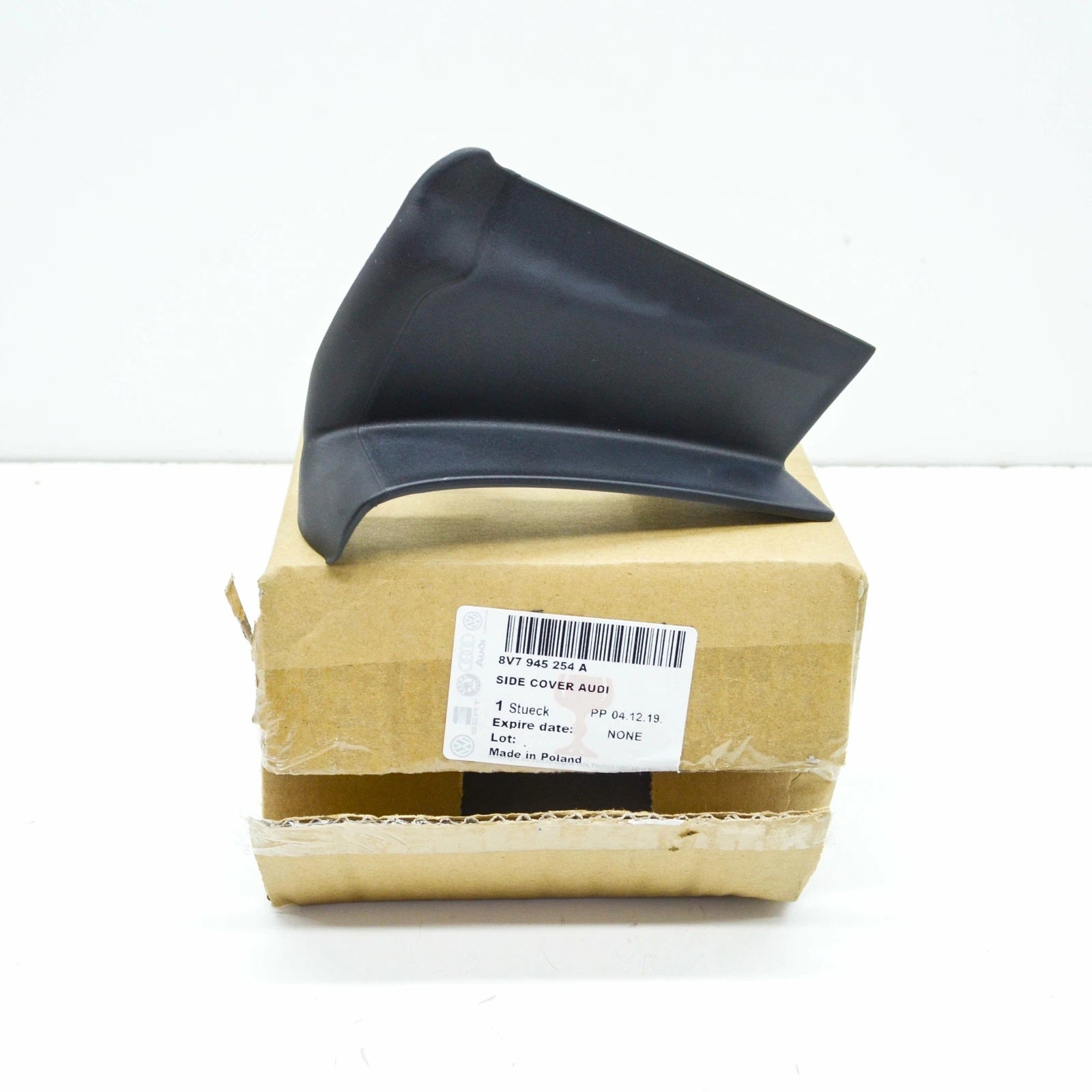 NEW AUDI A3 CABRIO 8V REAR RIGHT TAILLIGHT TRIM 8V7945254A ORIGINAL