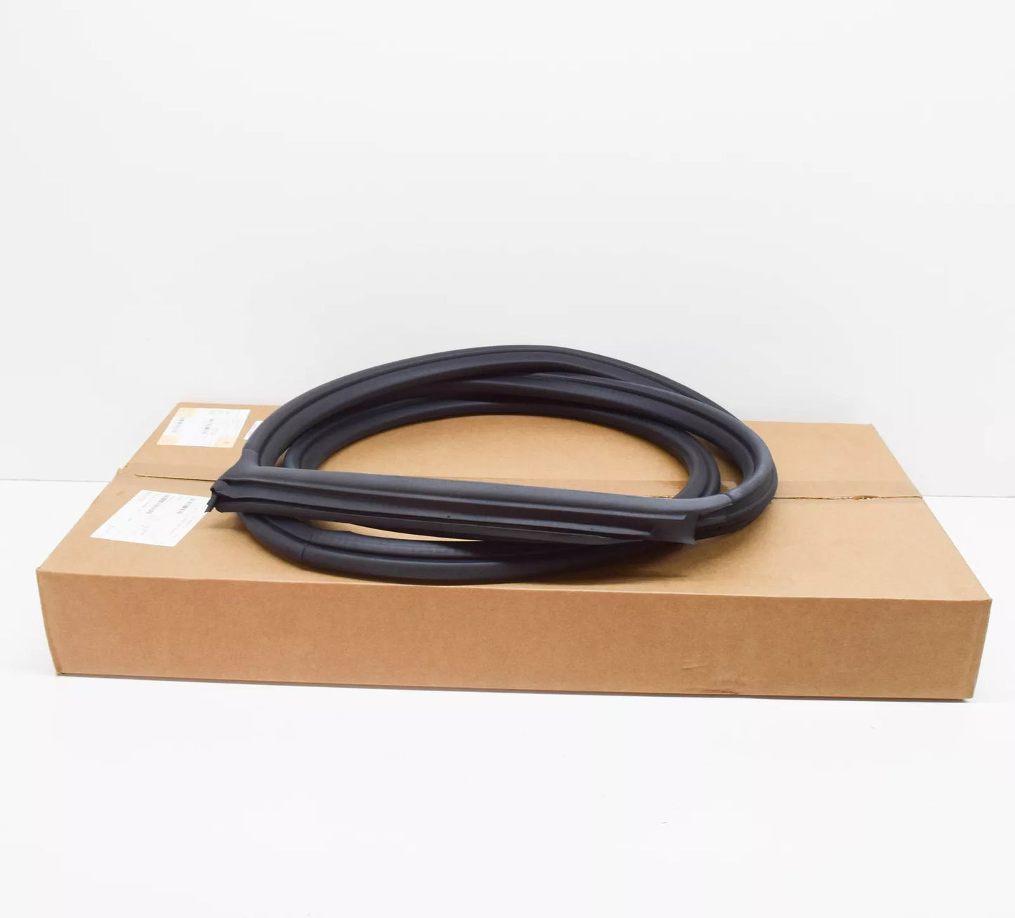 NEW BMW 1 E81 FRONT RIGHT DOOR WEATHERSTRIP SEAL 51767054028 ORIGINAL