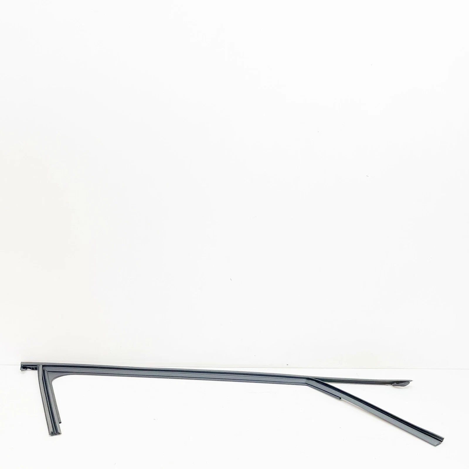 NEW MERCEDES-BENZ A W176 FRONT RIGHT DOOR WINDOW GUIDE RAIL A1767251200 ORIGINAL