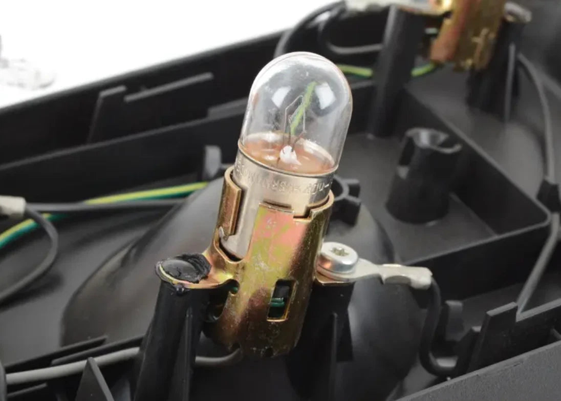 NEW BMW 3 COMPACT E36 LEFT TAIL LIGHT BULB CARRIER 63212695119 2695119 ORIGINAL