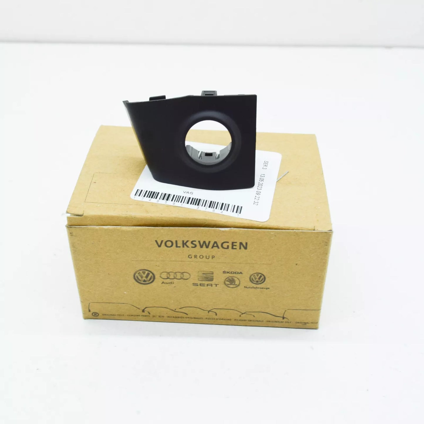 NEW AUDI A3 8V FRONT RIGHT BUMPER PDC SENSOR BRACKET 8V39192683FZ ORIGINAL