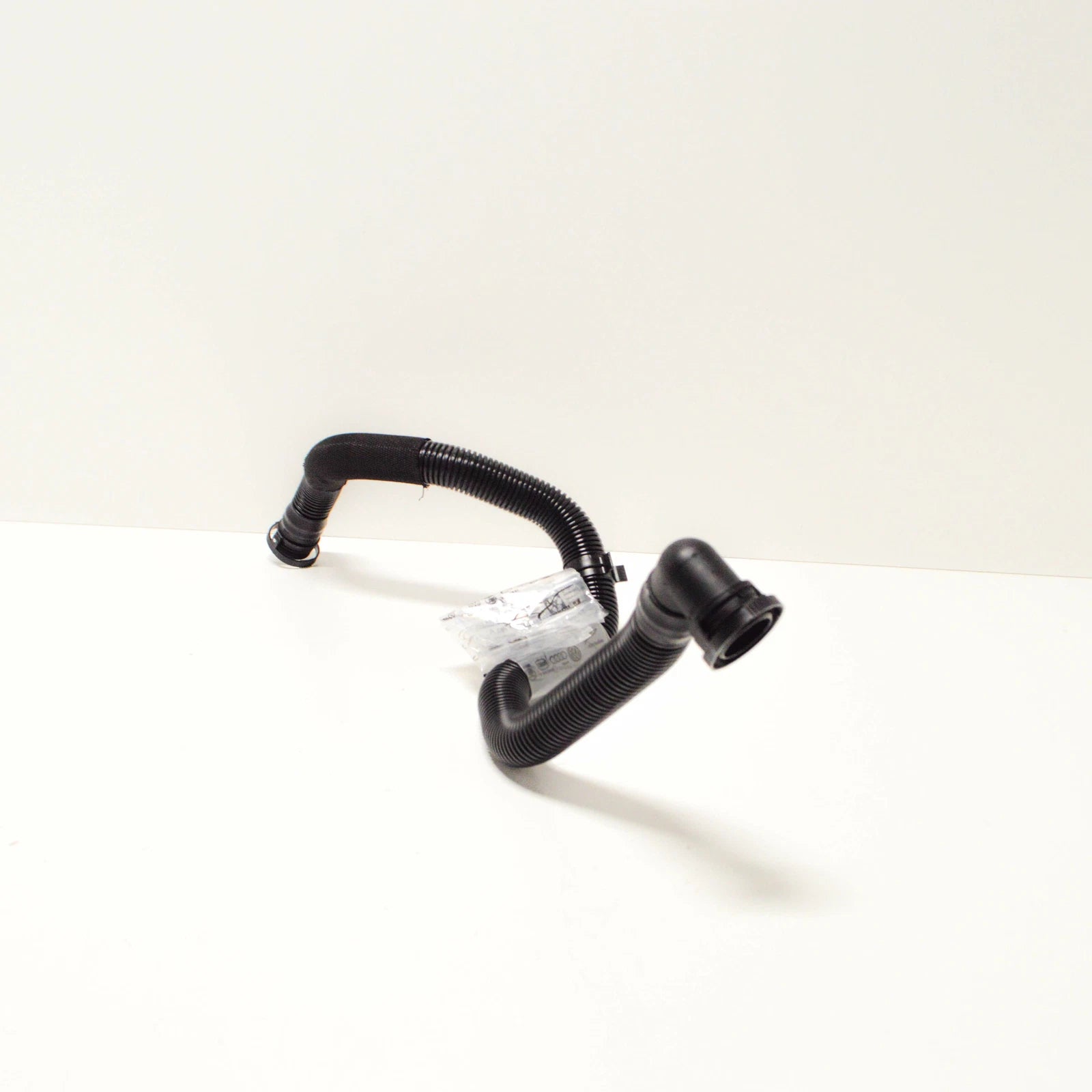 NEW AUDI Q5 8R SECONDARY AIR CONNECTING PIPE HOSE 8R0133817