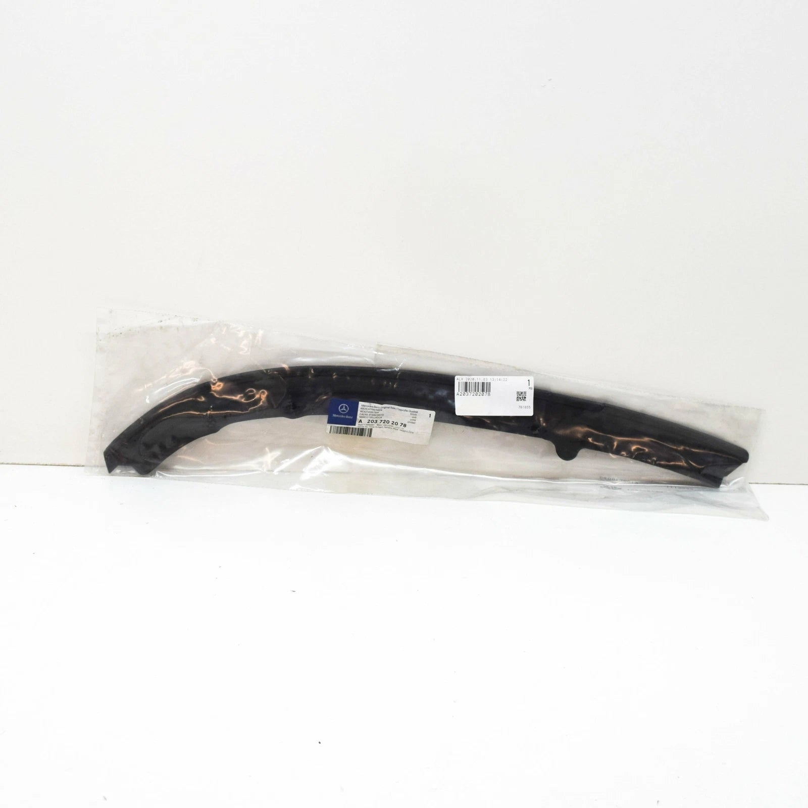 NEW MERCEDES C-CLASS W203 FRONT DOOR WEATHERSTRIP SEAL RIGHT A2037202078