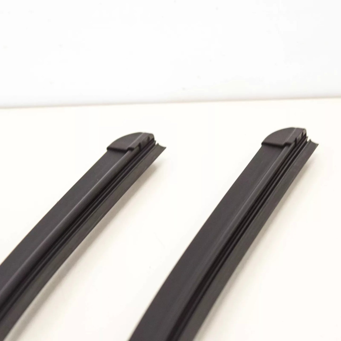 NEW VOLKSWAGEN PASSAT 3B FRONT WINDSCREEN AERO WIPER BLADES SET LHD 3B0998002A