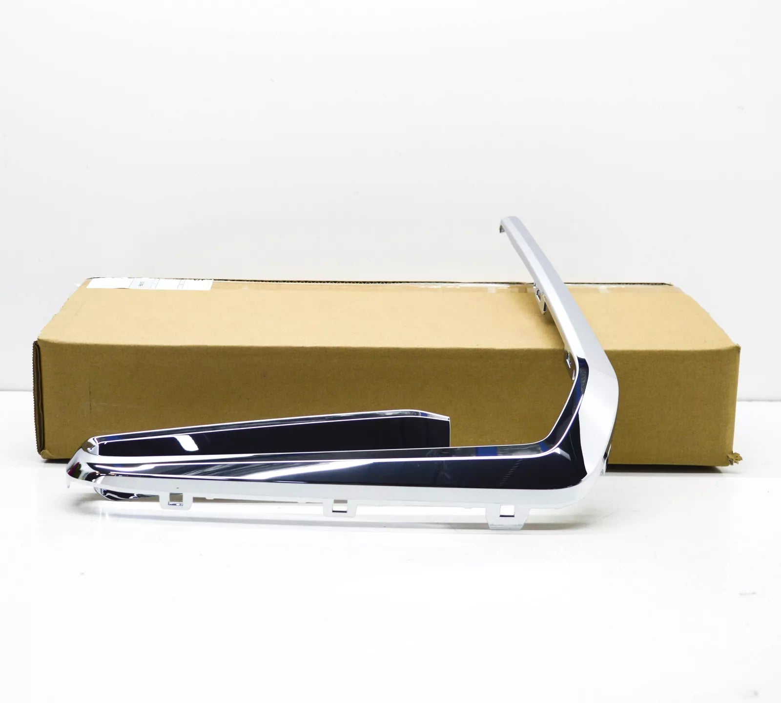 NEW BMW X7 G07 FRONT BUMPER LEFT FINISHER TRIM 51118745739 ORIGINAL