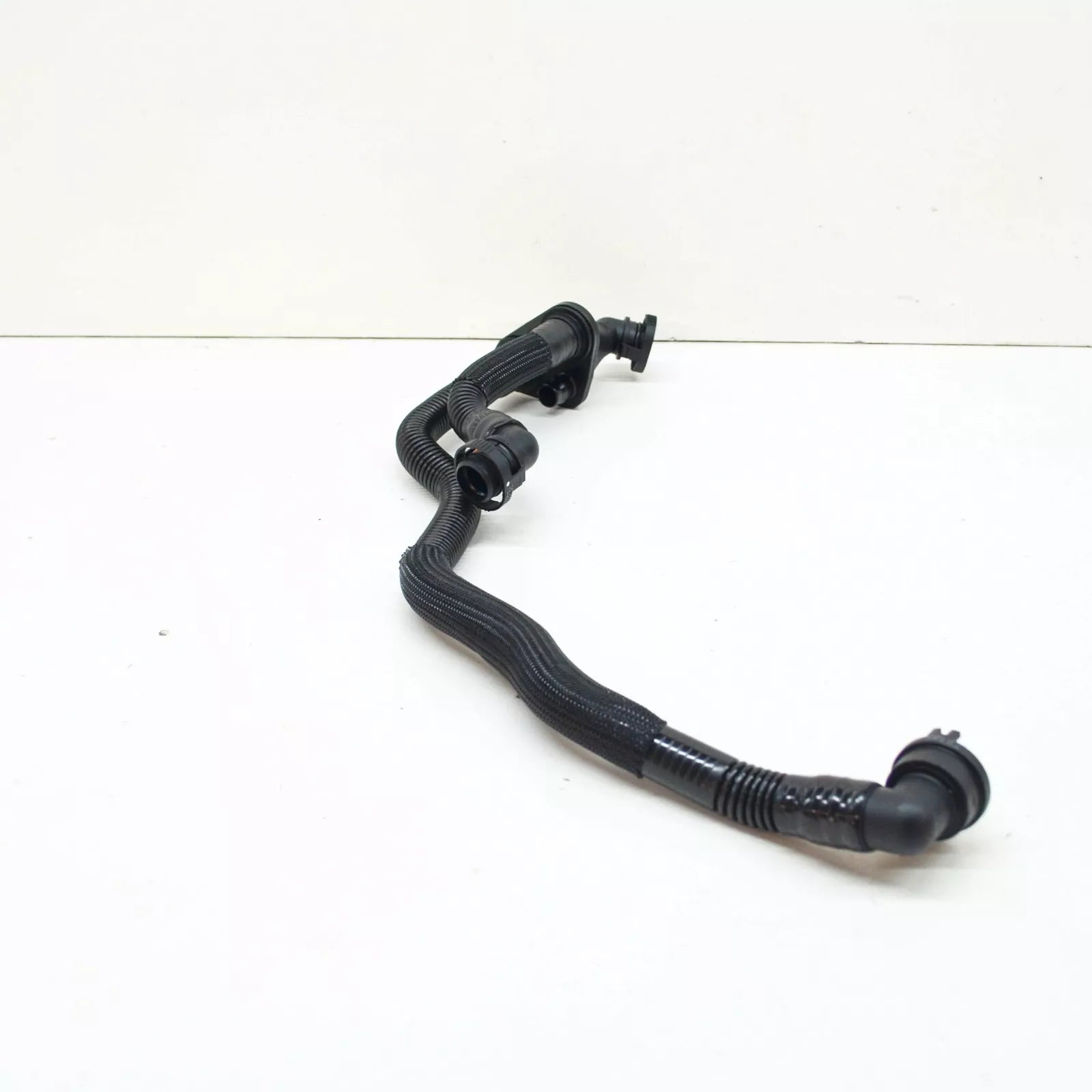 NEW AUDI A4 B9 ENGINE VENT PIPE HOSE 06M103210EB