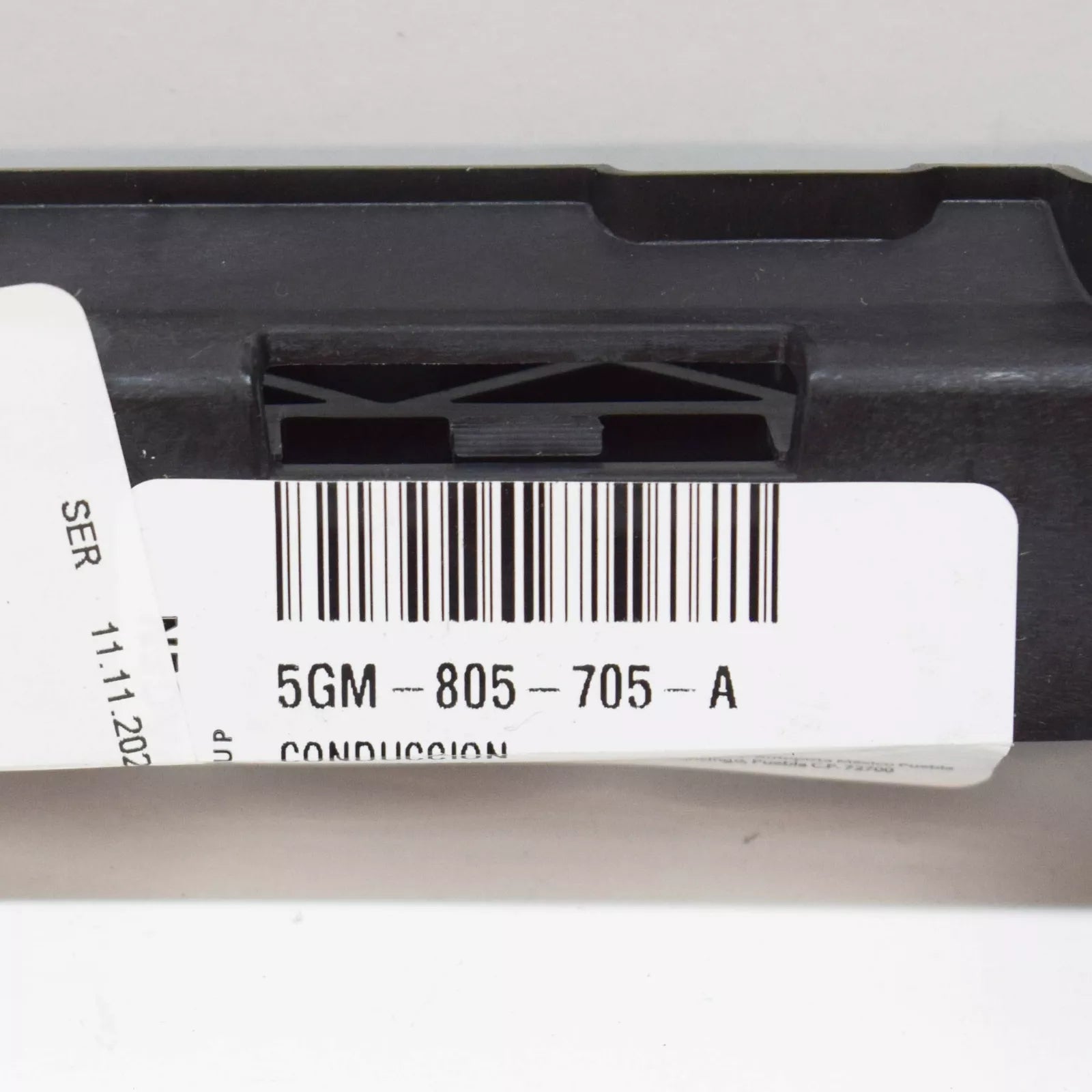 NEW VW PASSAT B8 FRONT RADIATOR CENTER UPPER BRACKET HOLDER 5GM805705A ORIGINAL