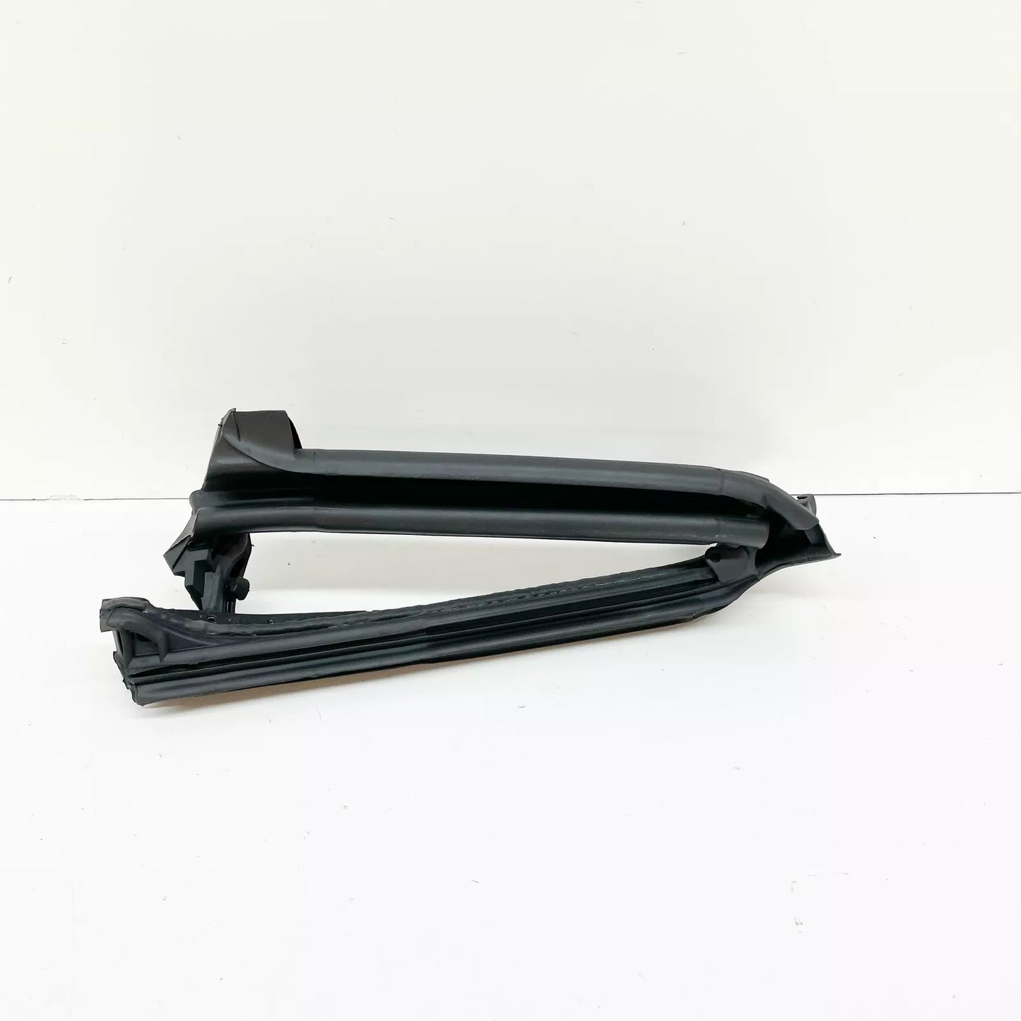 NEW MERCEDES-BENZ SLK R172 RIGHT RETRACTABLE ROOF SEALING A1727900498