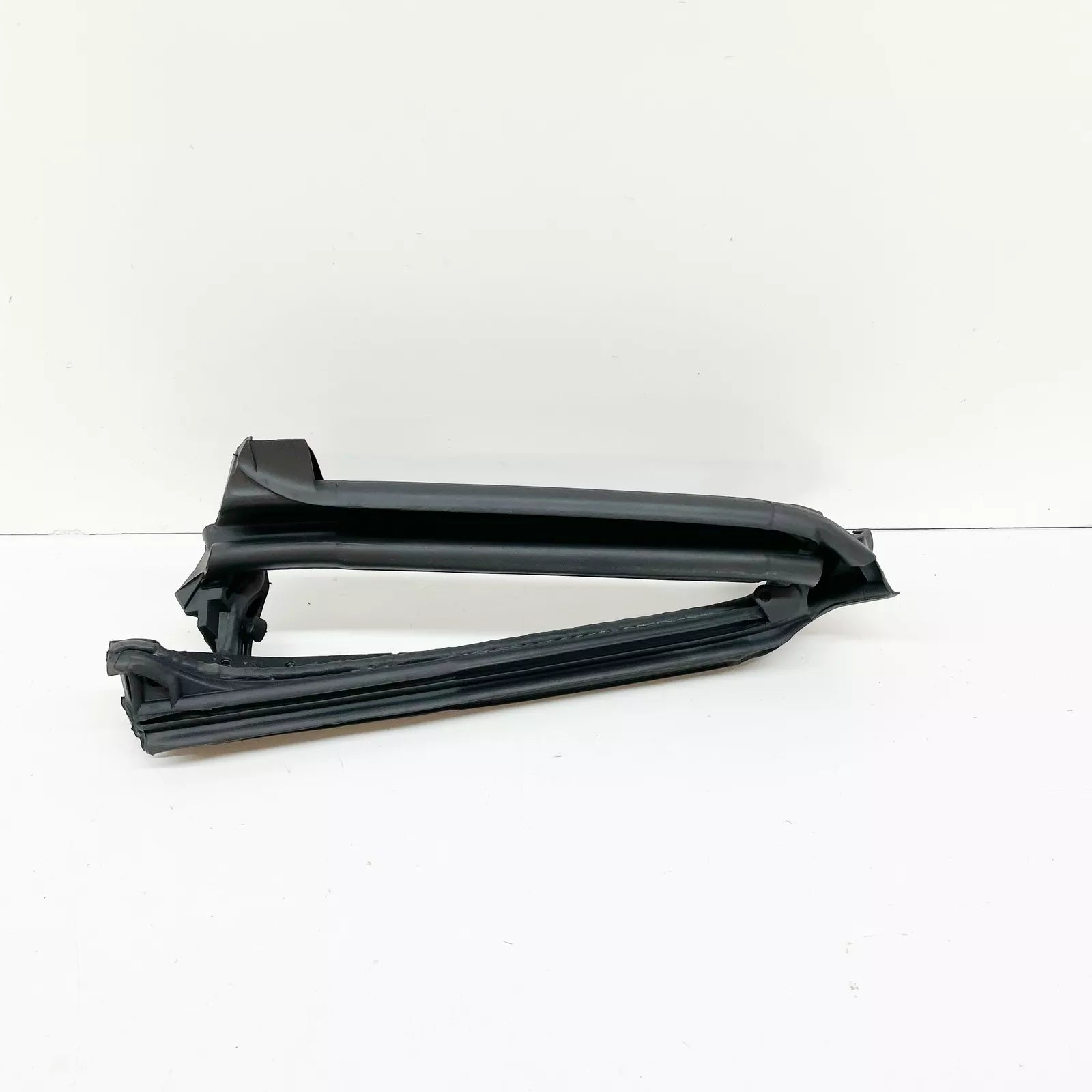 NEW MERCEDES-BENZ SLK R172 RIGHT RETRACTABLE ROOF SEALING A1727900498
