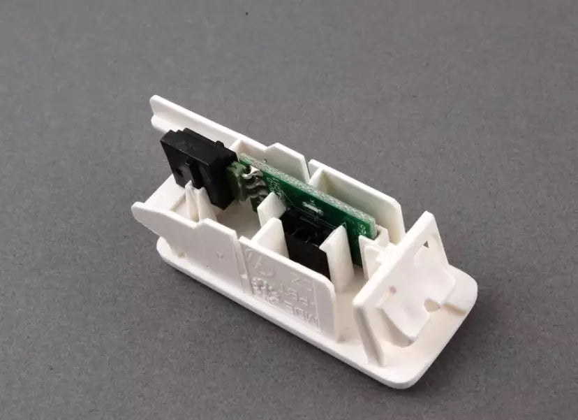 NEW VOLKSWAGEN GOLF 1K MK5 AUX IN-SOCKET 1K0035724B ORIGINAL