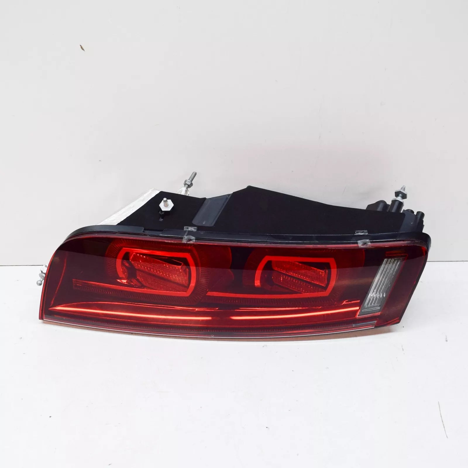 NEW AUDI R8 REAR RIGHT TAILLIGHT 420945096F ORIGINAL
