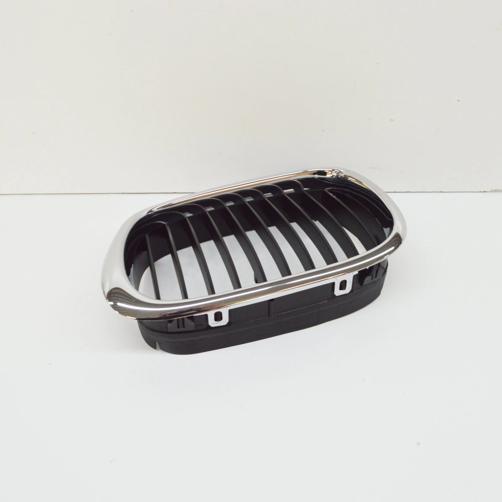 NEW BMW E39 SEDAN FRONT RADIATOR KIDNEY BLACK GRILLE LEFT 7005837 51137005837