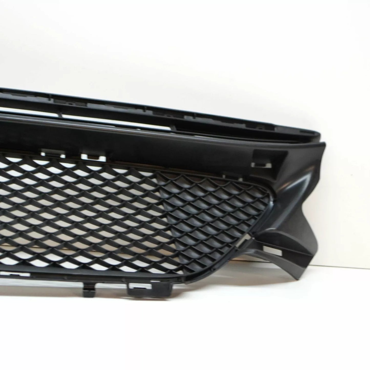 NEW MERCEDES-BENZ C W205 FRONT BUMPER LOWER CENTER GRILLE A2058852501 ORIGINAL