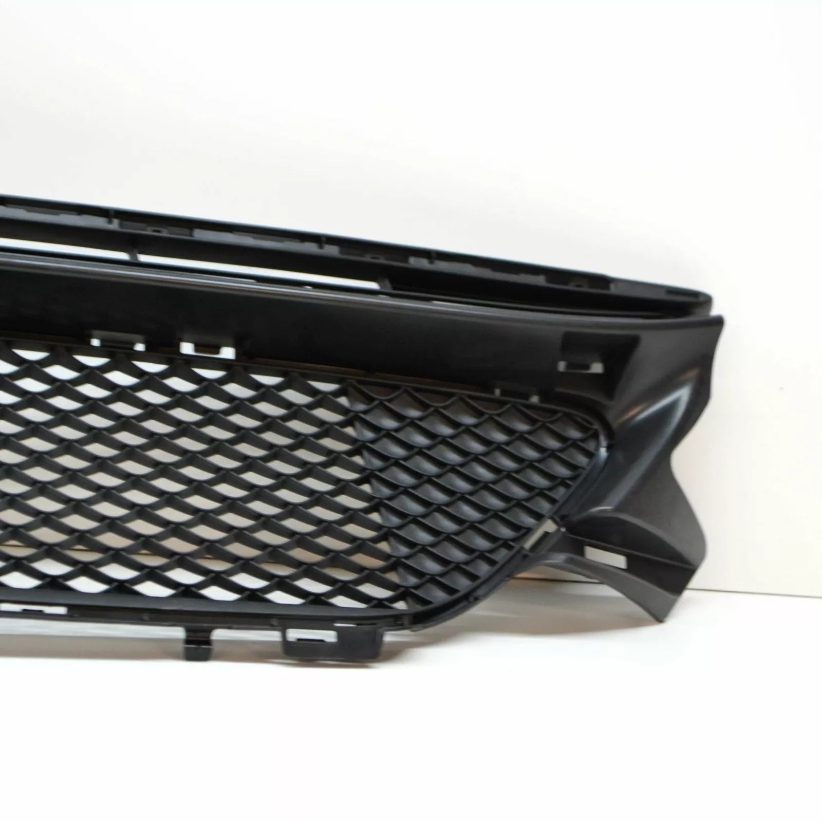 NEW MERCEDES-BENZ C W205 FRONT BUMPER LOWER CENTER GRILLE A2058852501 ORIGINAL