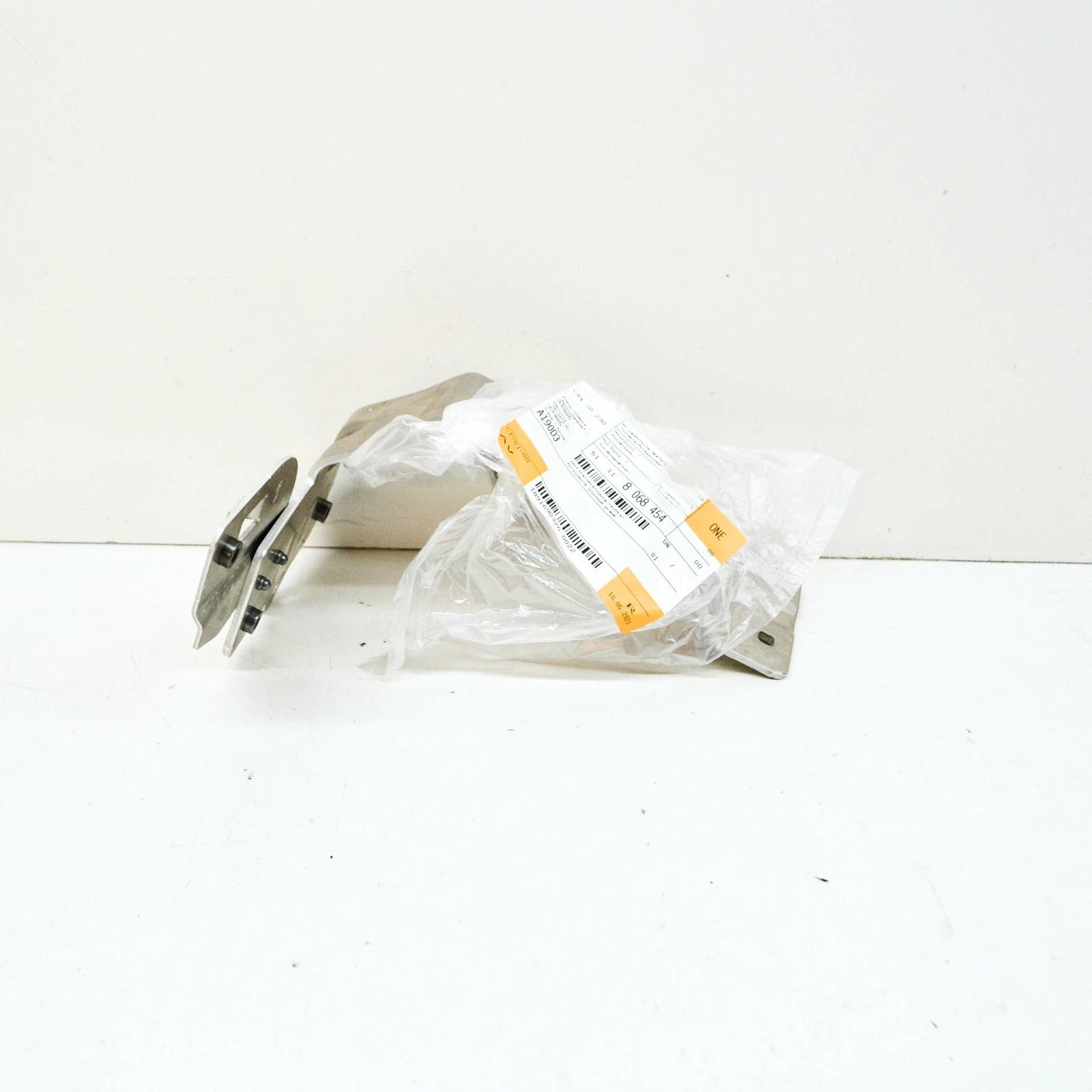 NEW BMW M5 F90 FRONT RIGHT VERTICAL CONNECTION SUPPORT 51118068454 ORIGINAL